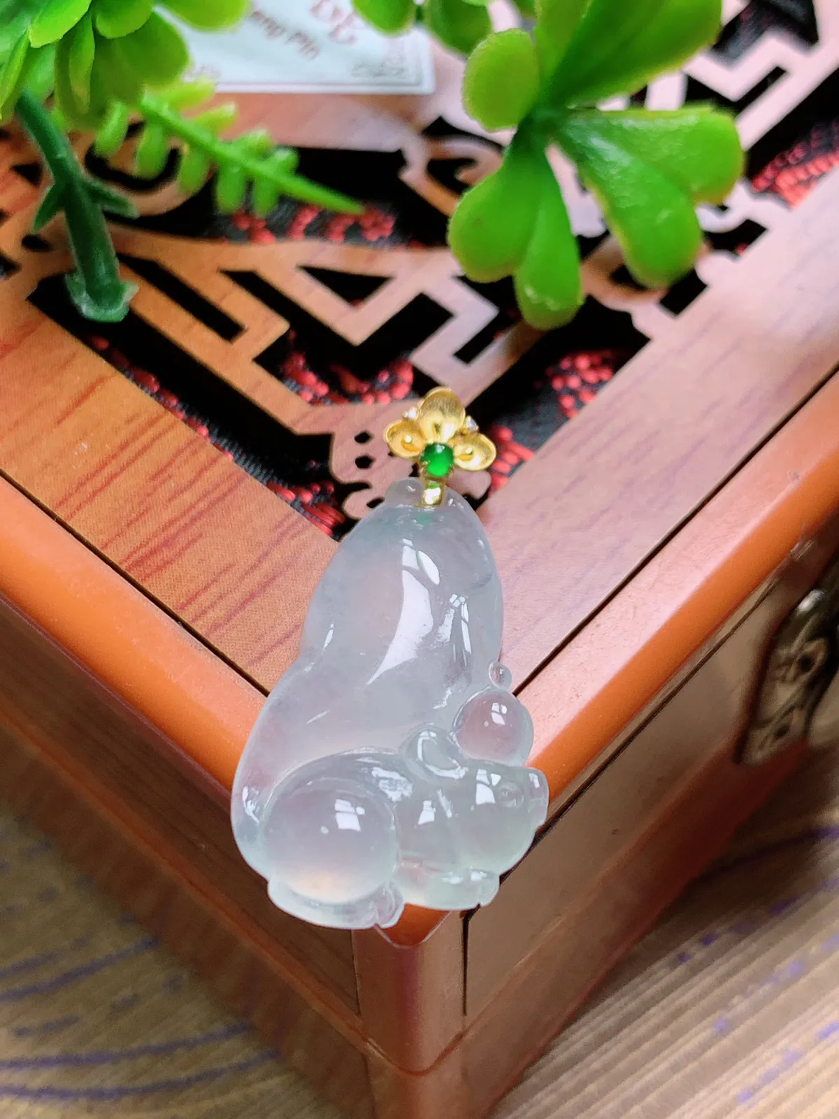 精品推荐，缅甸天然A货翡翠，18K金扣镶嵌冰种松鼠吊坠，种水好，颜色鲜艳，玉质水润细腻，工艺精湛，佩戴效果更佳。
