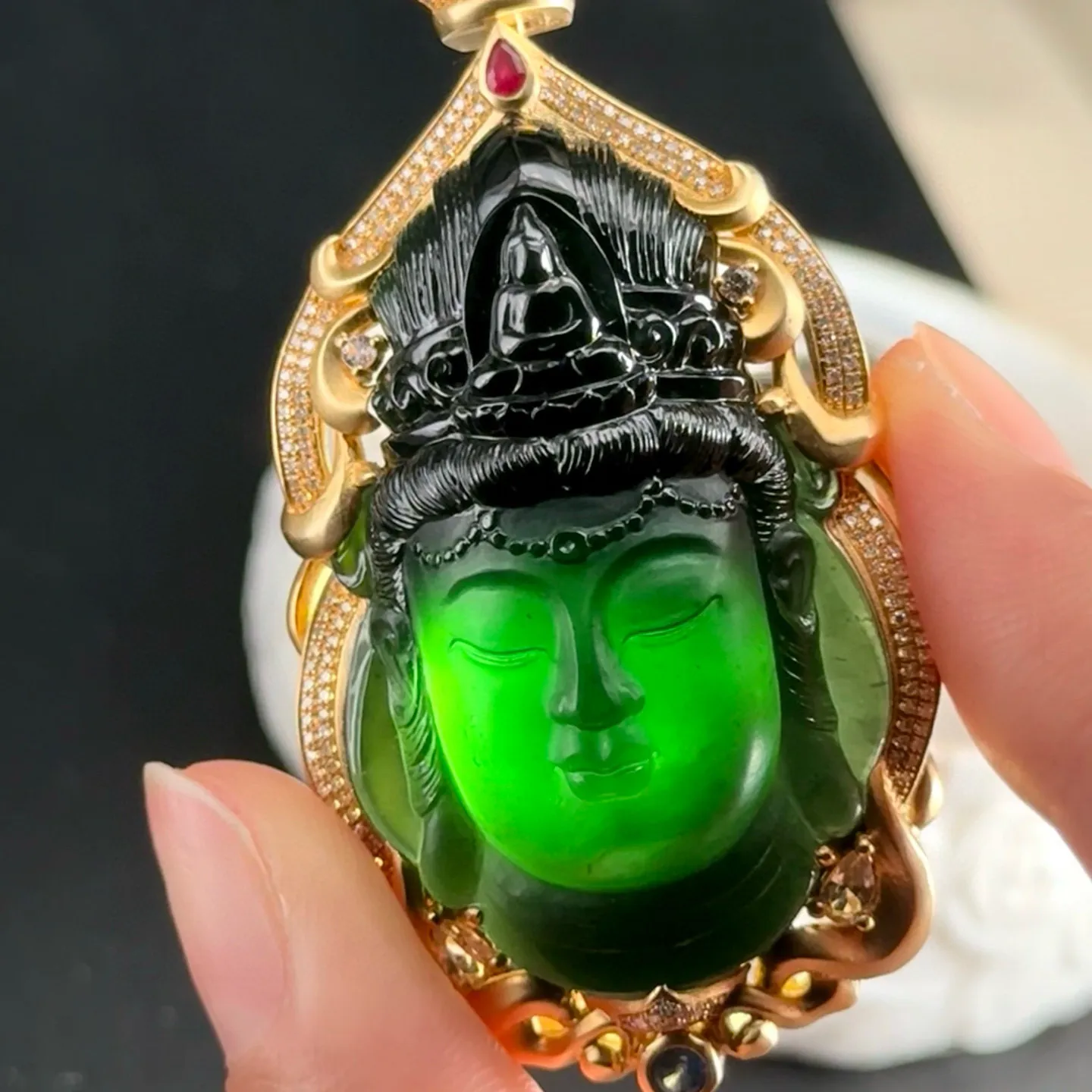 精品18k重金豪镶墨翠观音头 种好色正 黑度极好 打灯通透 油性十足