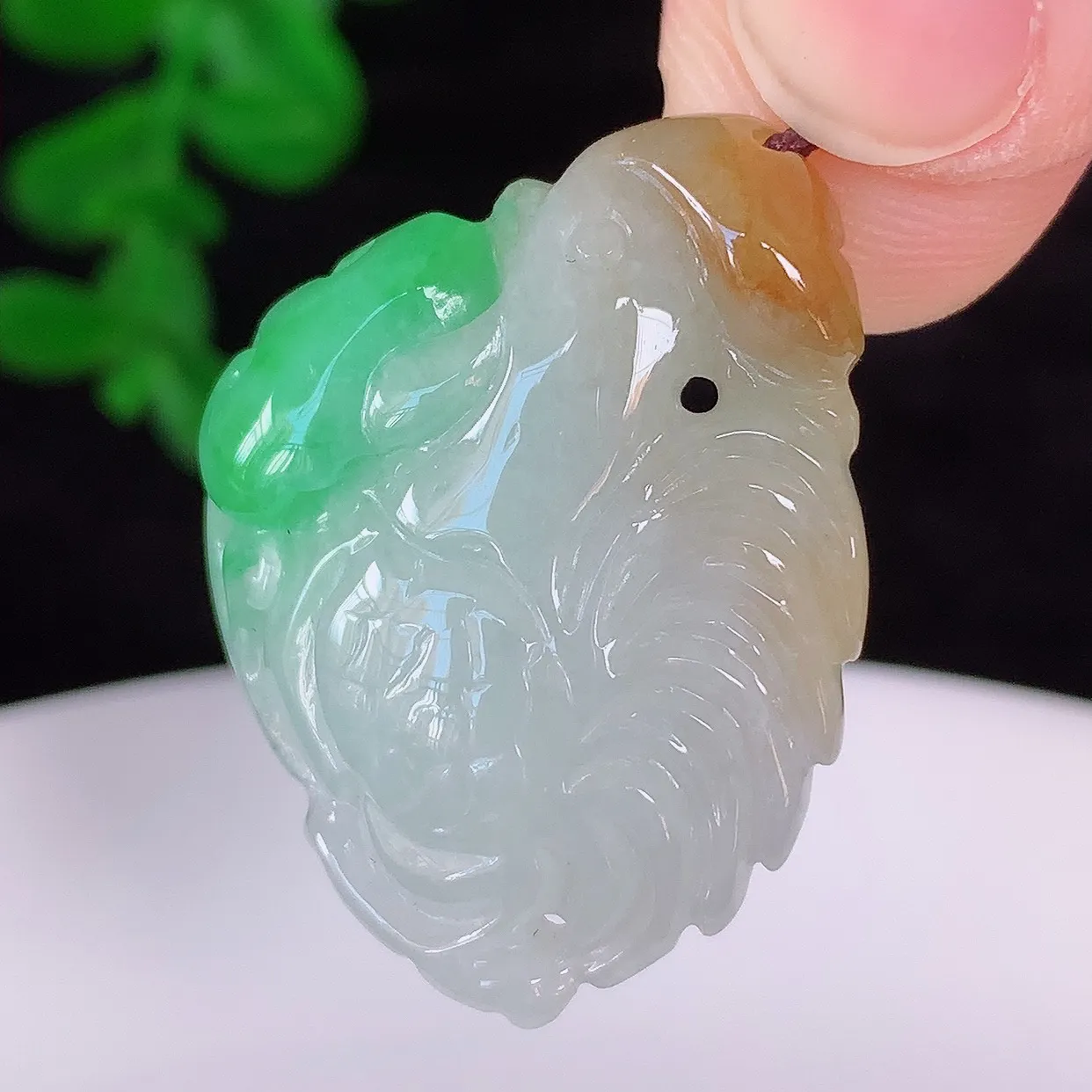 自然光实拍，冰润冰糯种双彩黄加绿翡翠生肖鸡吊坠，闻鸡起舞，种老水足，翠色灵动，寓意美好，佩戴时尚出众！#87.21
