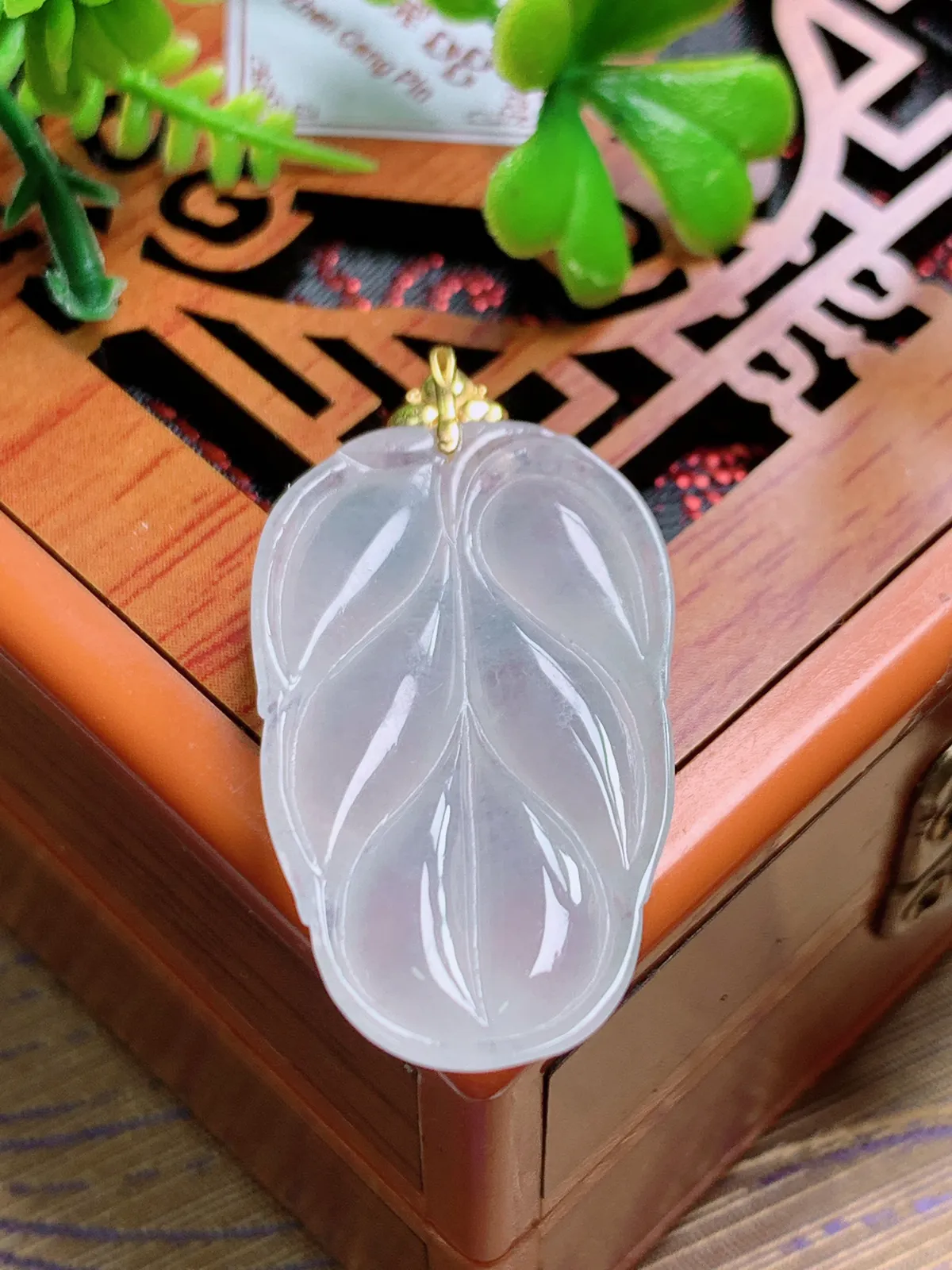 精品推荐，缅甸天然A货翡翠，18K金扣镶嵌冰种叶子吊坠，种水好，颜色鲜艳，玉质水润细腻，工艺精湛，佩戴效果更佳。
