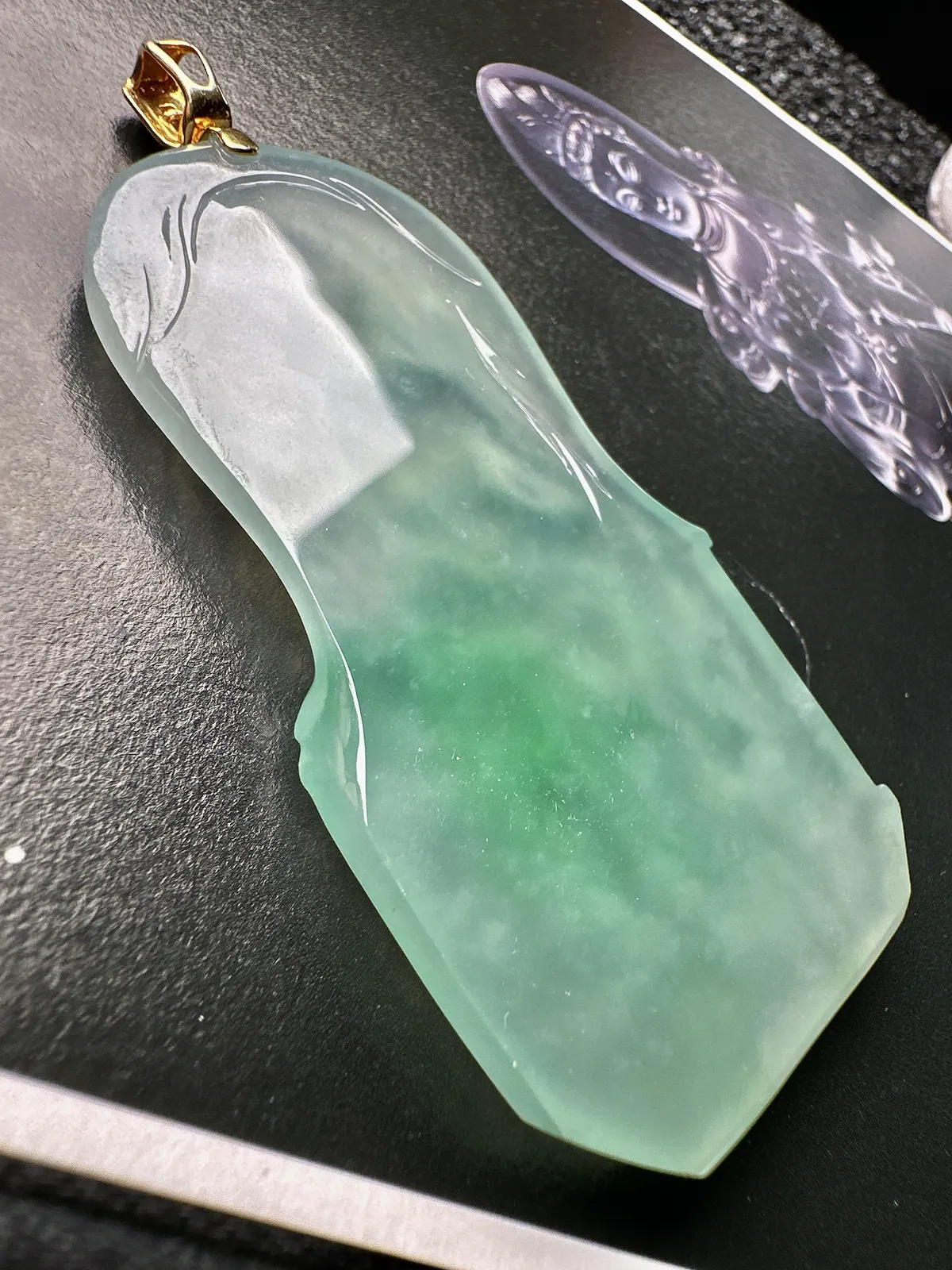【冰种飘绿普贤菩萨】种老质地细腻，冰润纯净，光感好。雕工精美，是生肖龙、蛇的守护神。18k金扣头镶嵌，裸石尺寸68.3*36.5*6.3毫米