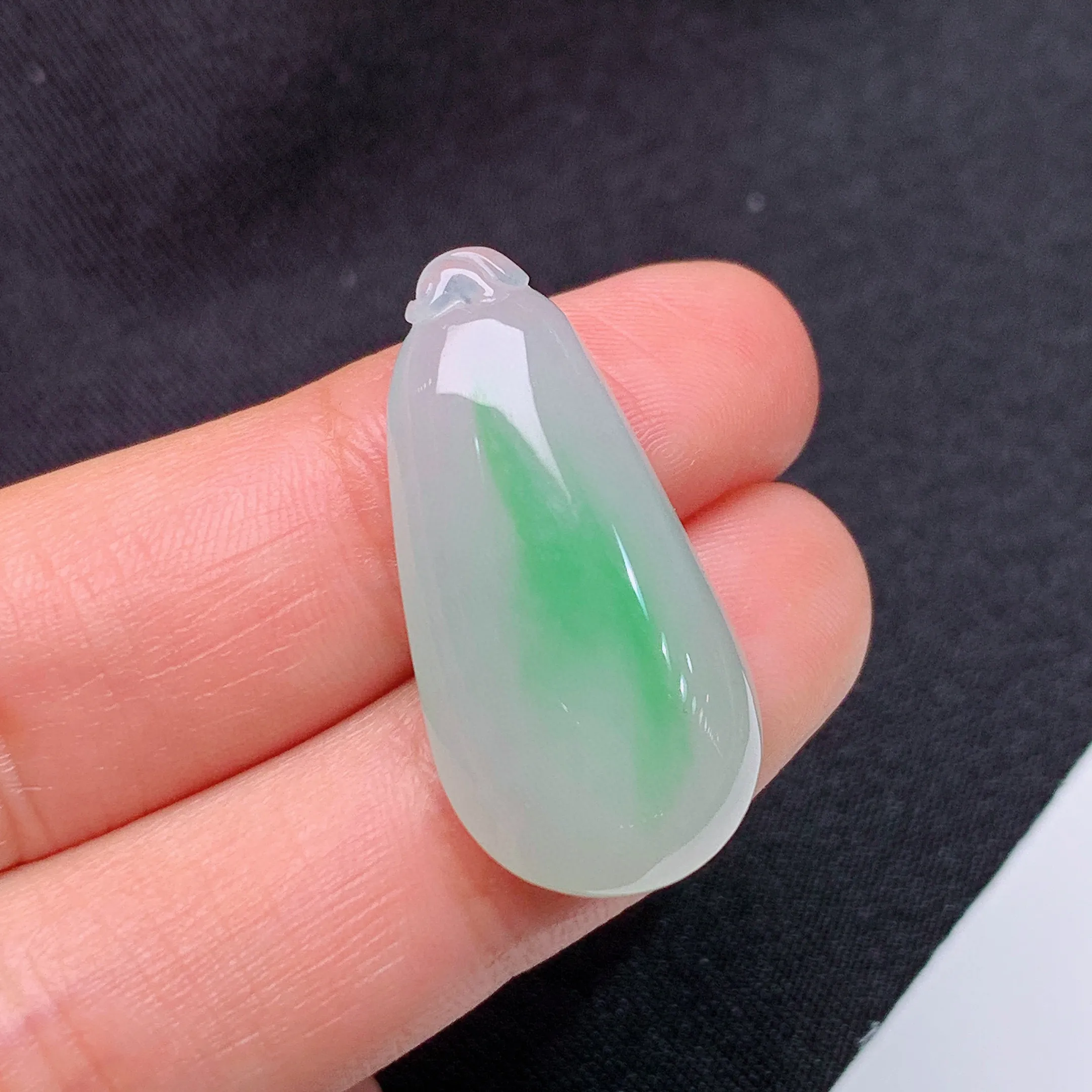 冰飘绿福瓜，镶嵌佳品，冰润饱满，玉质细腻，种水足 整体尺寸28*13.9*5.5