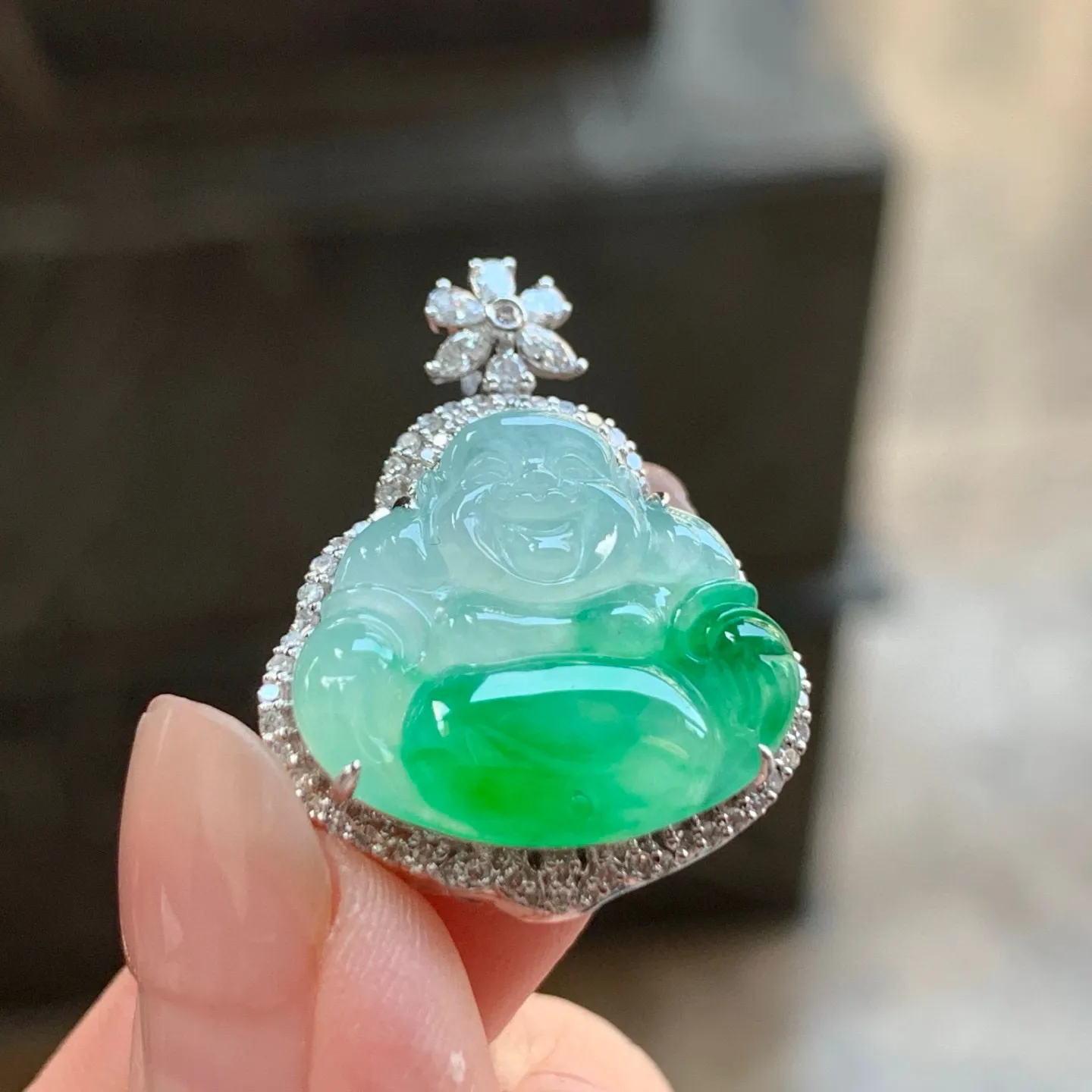 冰种阳绿坐佛
真金镶嵌 精致