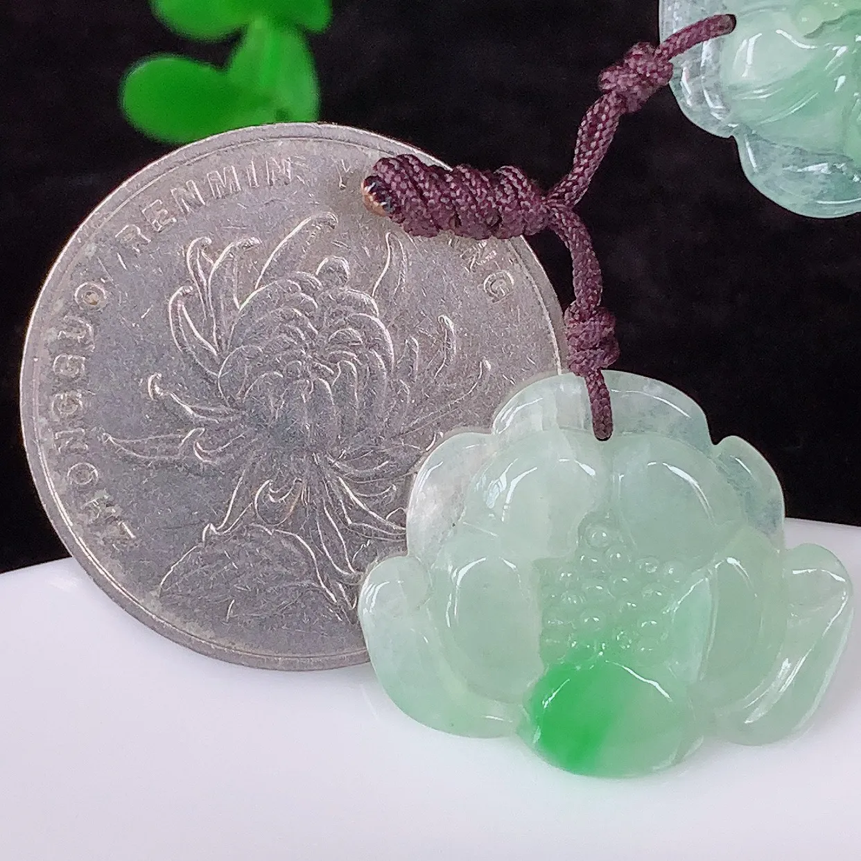 自然光实拍，冰润冰飘阳绿翡翠莲花吊坠，种老水足，翠色灵动，寓意美好，佩戴时尚出众！#41.21