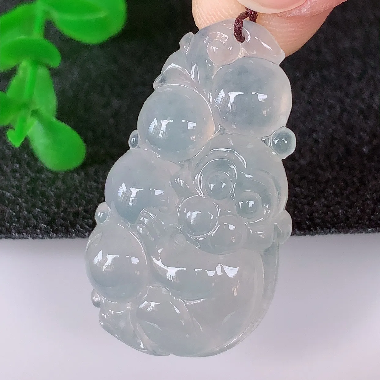 自然光实拍，冰润冰种翡翠生肖猴子吊坠，种老水足，翠色灵动，寓意美好，佩戴时尚出众！#02.21
