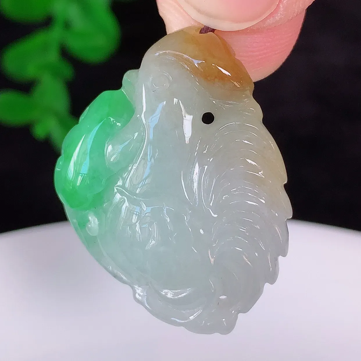 自然光实拍，冰润冰糯种双彩黄加绿翡翠生肖鸡吊坠，闻鸡起舞，种老水足，翠色灵动，寓意美好，佩戴时尚出众！#87.21