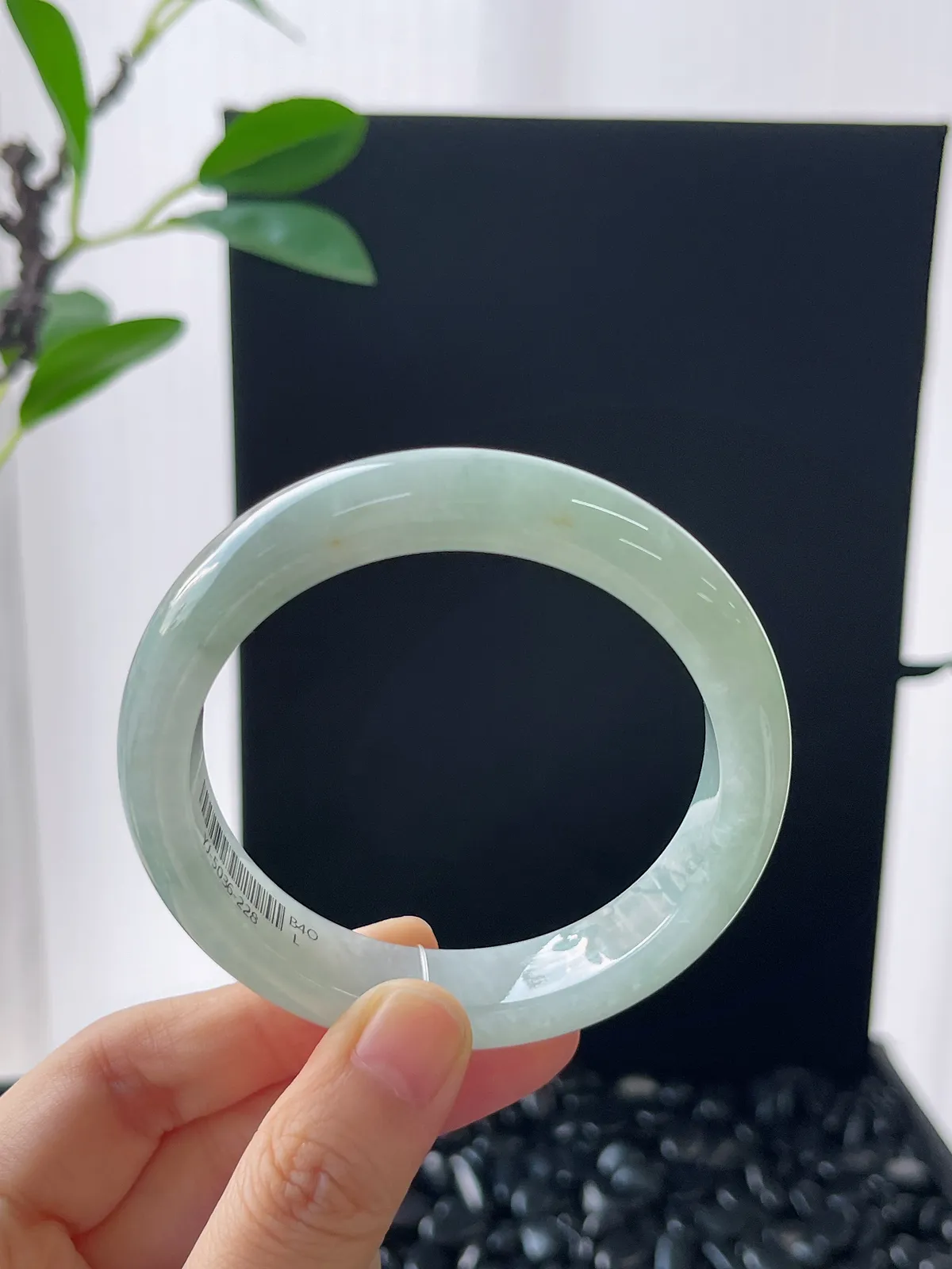 正圈56.2圈口，翡翠冰糯种淡绿手镯