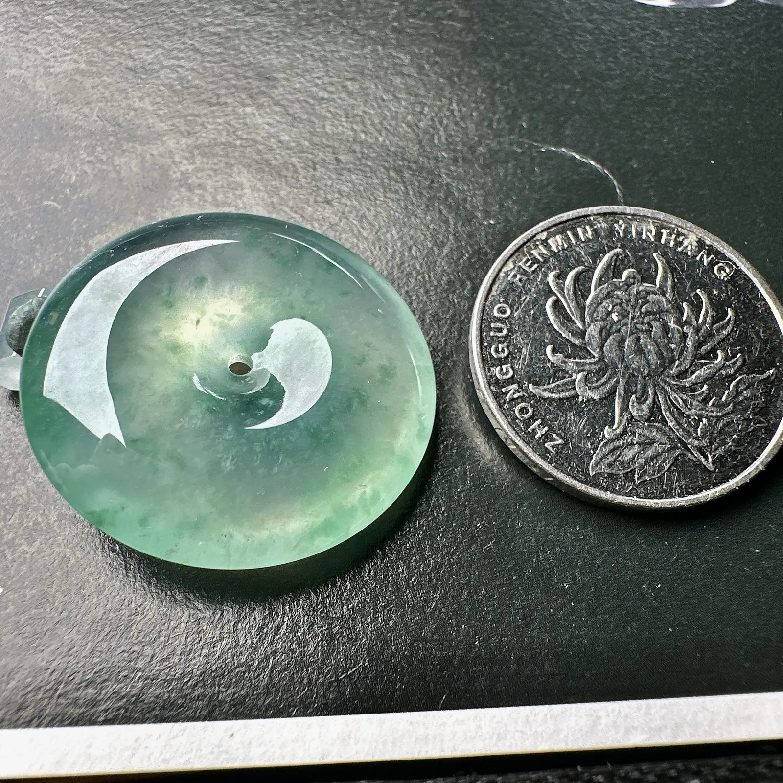 【冰种飘花平安扣】质地细腻，冰润十足，种老冰透，荧光闪耀。