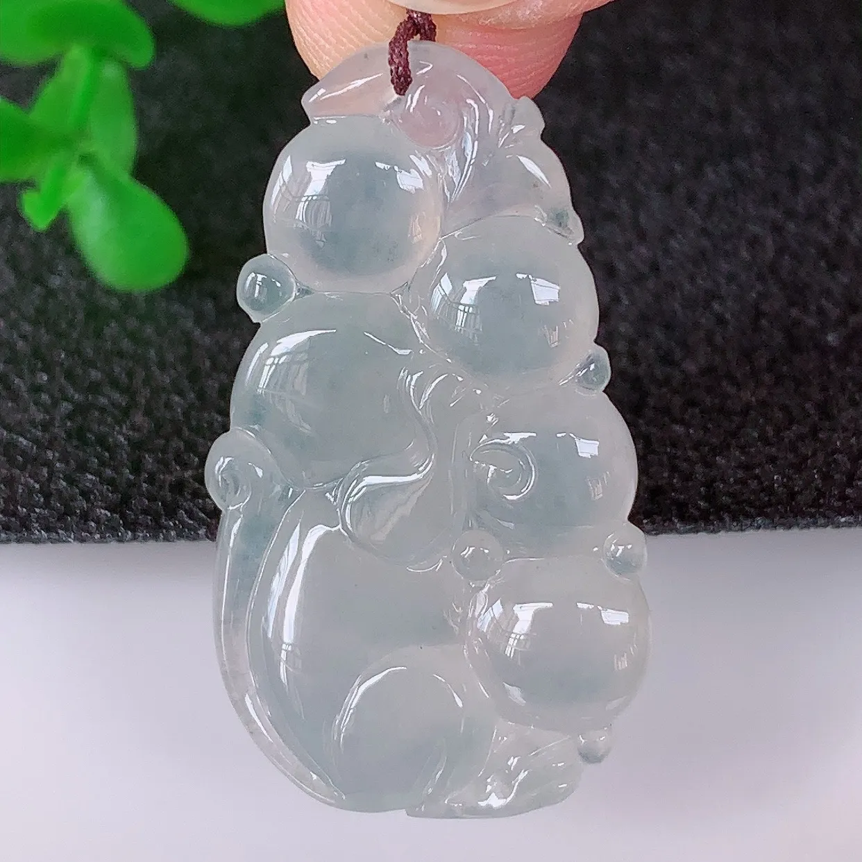 自然光实拍，冰润冰种翡翠生肖猴子吊坠，种老水足，翠色灵动，寓意美好，佩戴时尚出众！#02.21