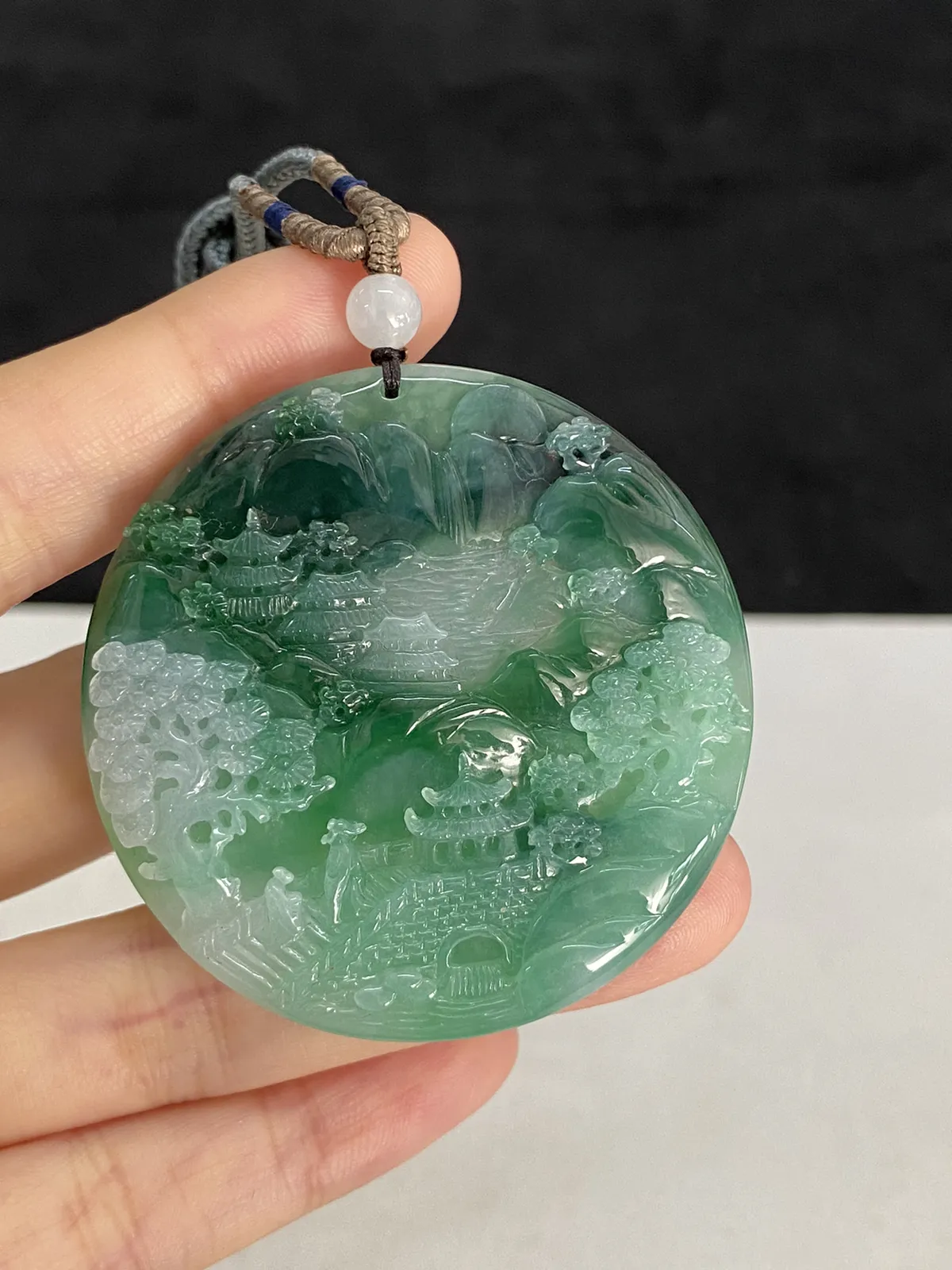 翡翠冰糯种浅绿色山水牌，配珠未测