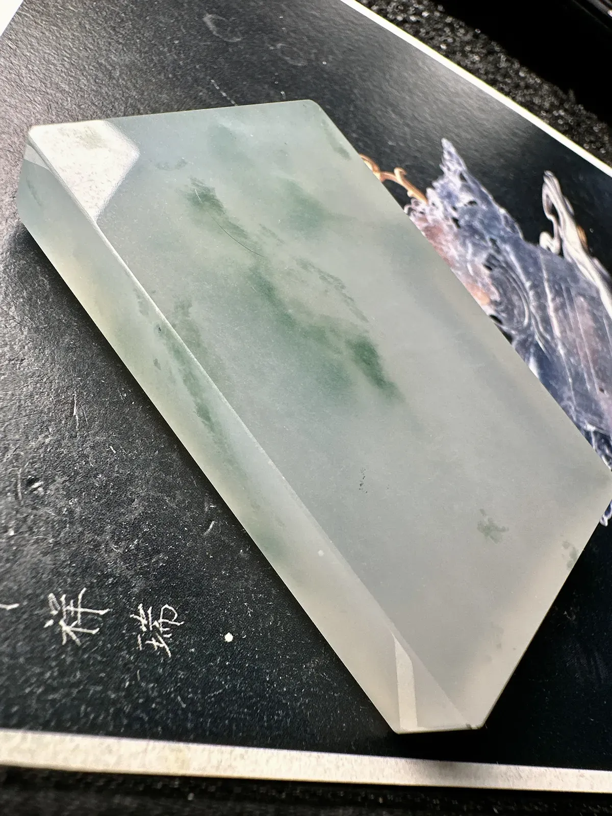 【冰种飘花无事牌】很大很厚装，质地细腻，冰度很足，种相当老
