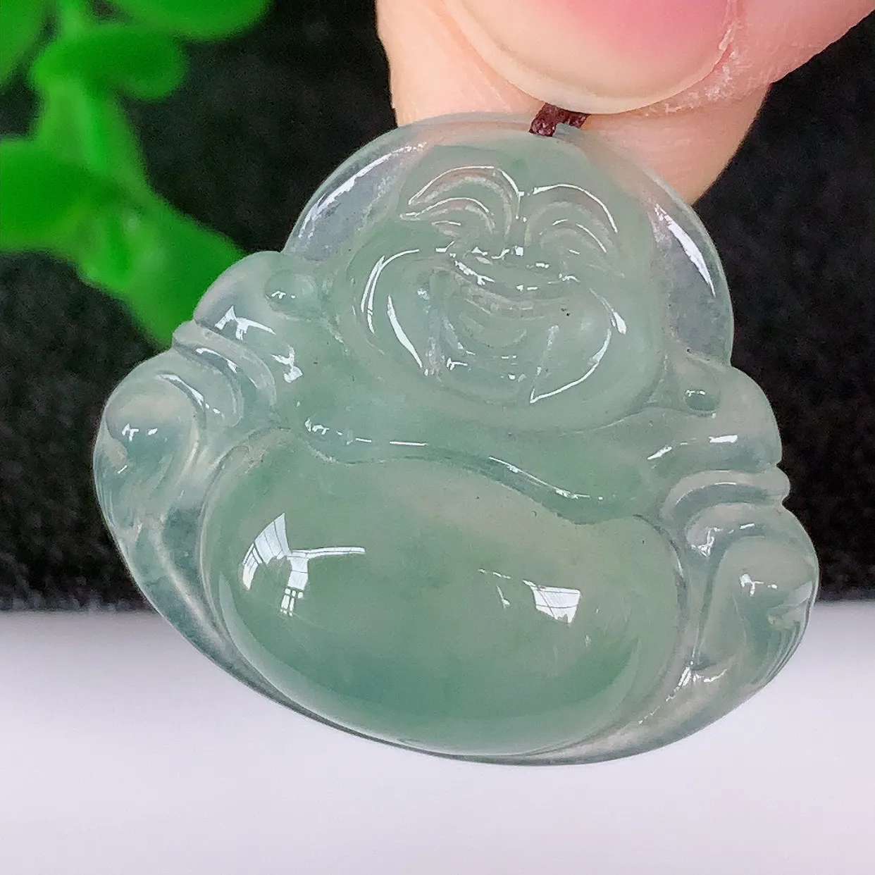 自然光实拍，冰润冰种飘绿翡翠佛公吊坠，饱满， 佛公亦保平安，寓意有福（佛公）相伴，配戴优雅迷人！#51.21
