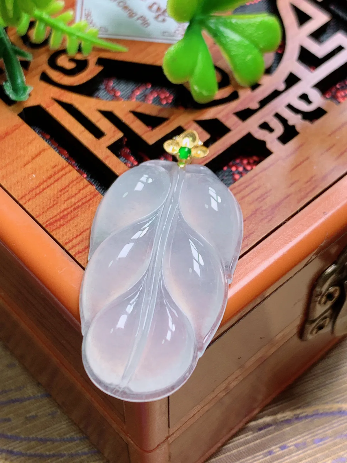 精品推荐，缅甸天然A货翡翠，18K金扣镶嵌冰种叶子吊坠，种水好，颜色鲜艳，玉质水润细腻，工艺精湛，佩戴效果更佳。