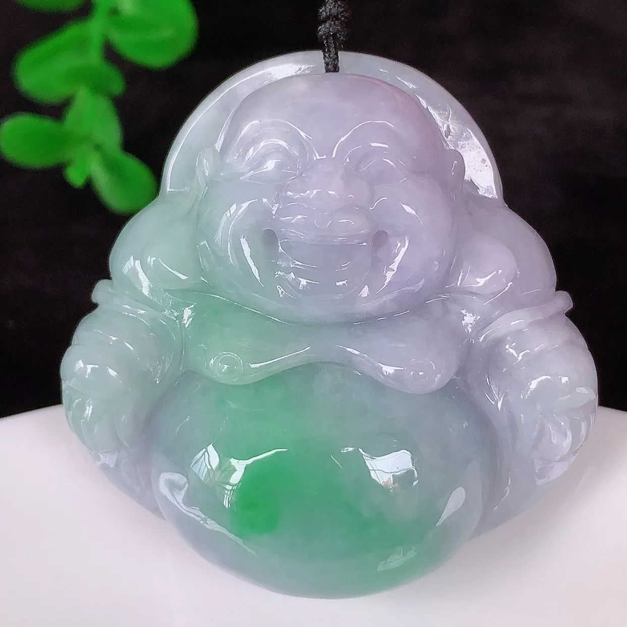 自然光实拍，大件厚装冰润冰糯种春彩翡翠佛公吊坠，饱满， 佛公亦保平安，寓意有福（佛公）相伴，配戴优雅
