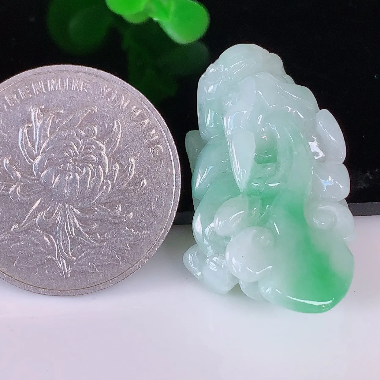 自然光实拍，冰润冰糯种飘阳绿翡翠招财貔貅吊坠，民间有“一摸貔貅运程旺盛，再摸貔貅财运滚滚，三摸貔貅平步青云 ”的美好祝愿。#87.21