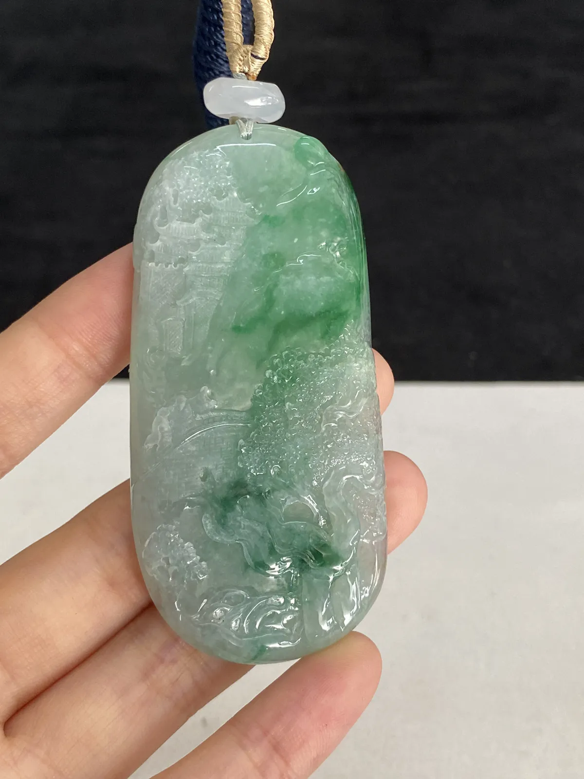 翡翠冰糯种飘绿吊坠，配珠未测