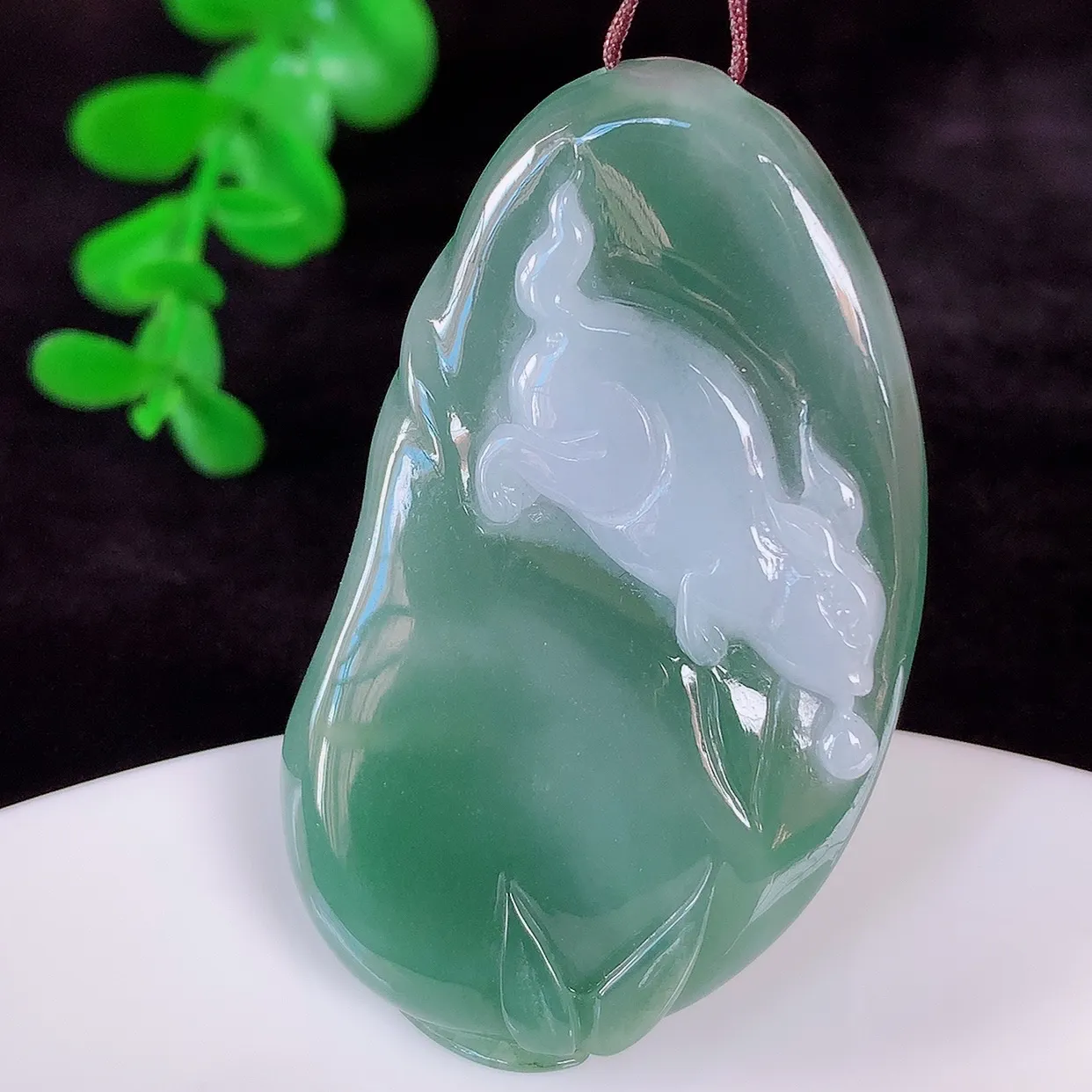 自然光实拍，冰润冰糯种飘绿翡翠生肖兔子吊坠，种老水足，翠色灵动，寓意美好，佩戴时尚出众！#60.21
