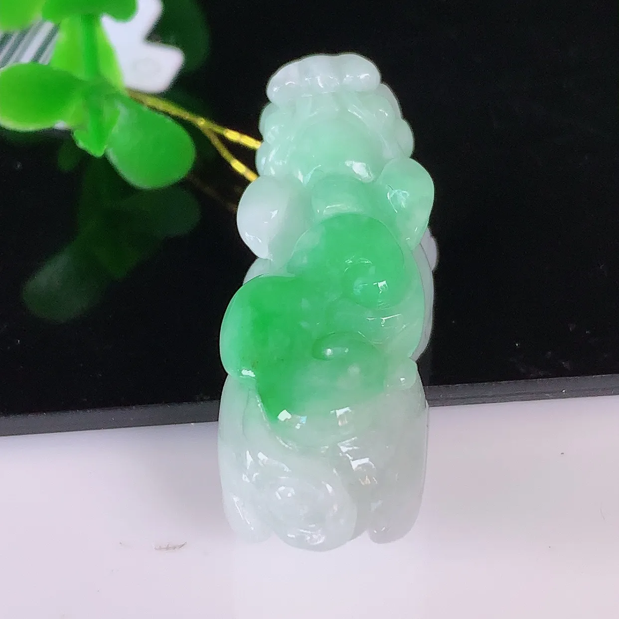 自然光实拍，冰润冰糯种飘阳绿翡翠招财貔貅吊坠，民间有“一摸貔貅运程旺盛，再摸貔貅财运滚滚，三摸貔貅平