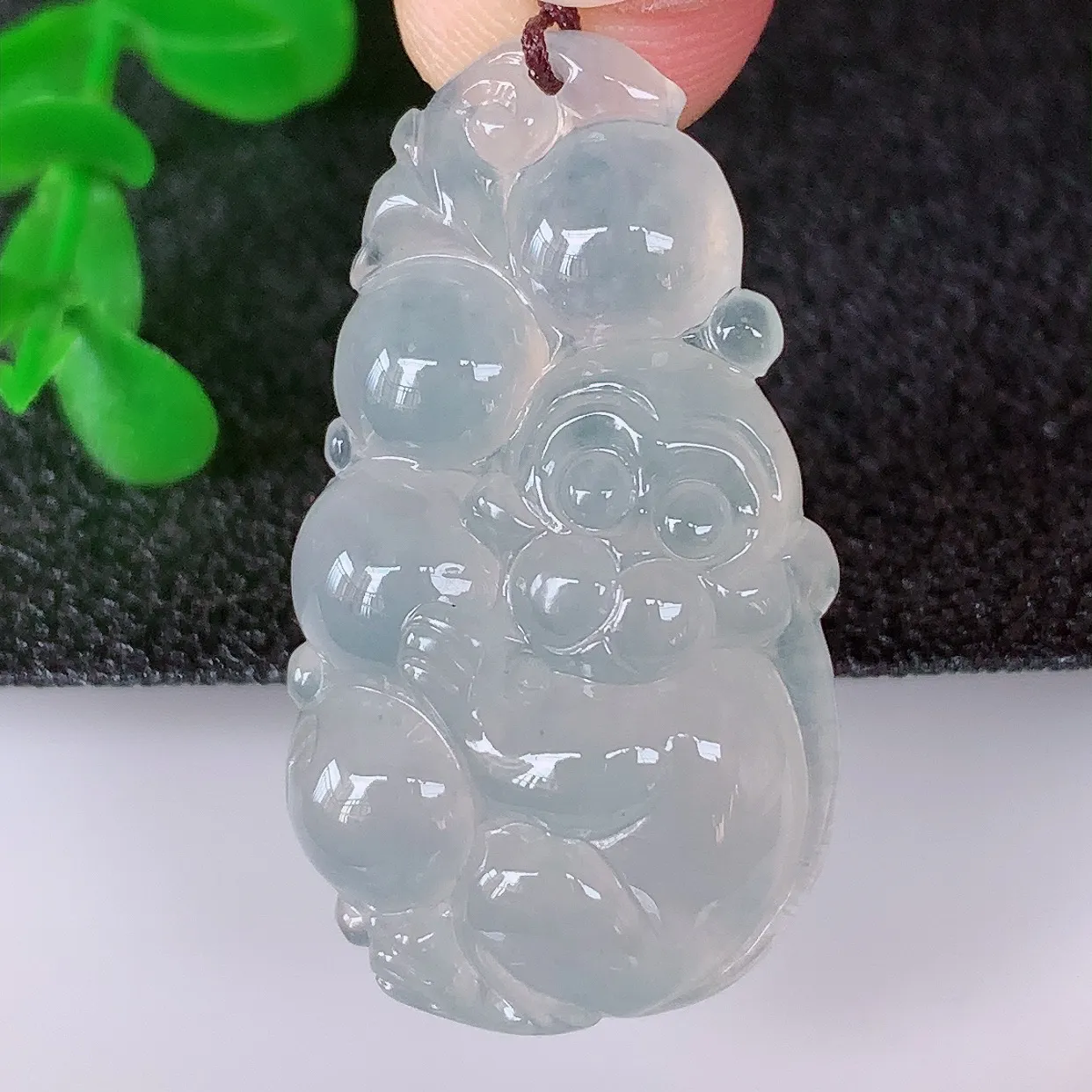 自然光实拍，冰润冰种翡翠生肖猴子吊坠，种老水足，翠色灵动，寓意美好，佩戴时尚出众！#02.21