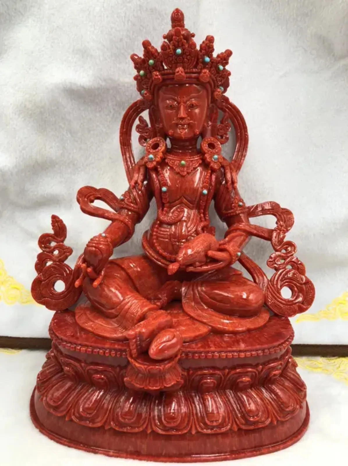 【天然红珊瑚财神大摆件】西班牙产地，科西卡珊瑚料，深红颜色，釆用台湾拼接手工工艺，精雕细镂，底部有开孔可藏经文，手工工序复杂，高约23厘米，宽约17厘米，厚10厘米，总重1800克！大摆件红珊瑚财神，天然绿松石点缀！收藏供奉价值高！