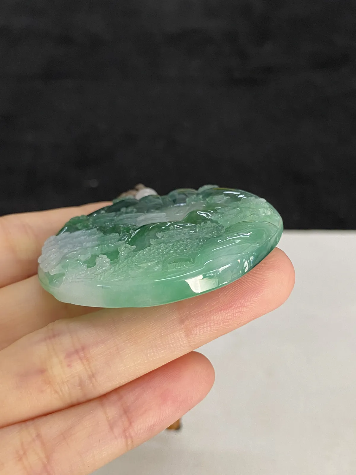 翡翠冰糯种浅绿色山水牌，配珠未测