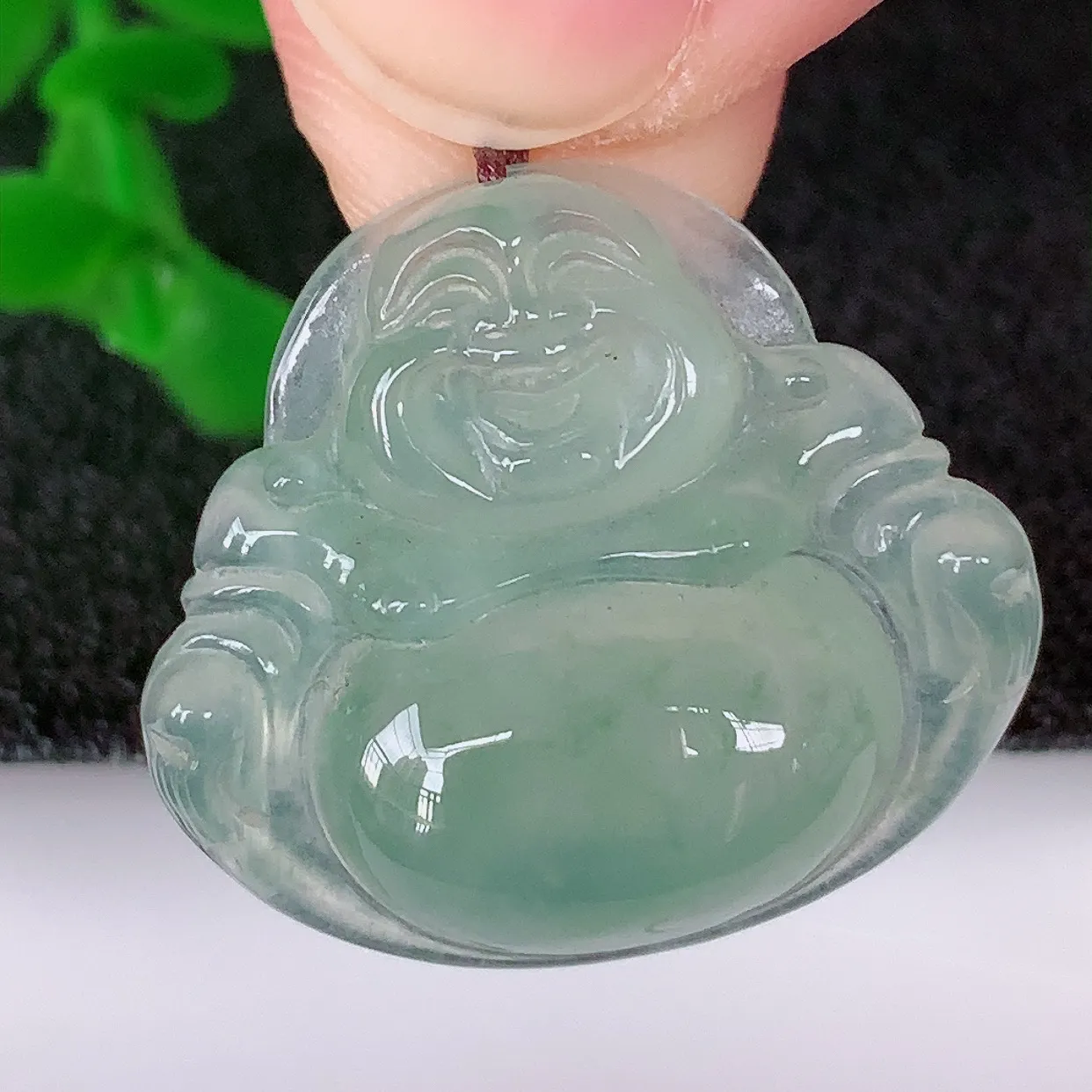 自然光实拍，冰润冰种飘绿翡翠佛公吊坠，饱满， 佛公亦保平安，寓意有福（佛公）相伴，配戴优雅迷人！#51.21