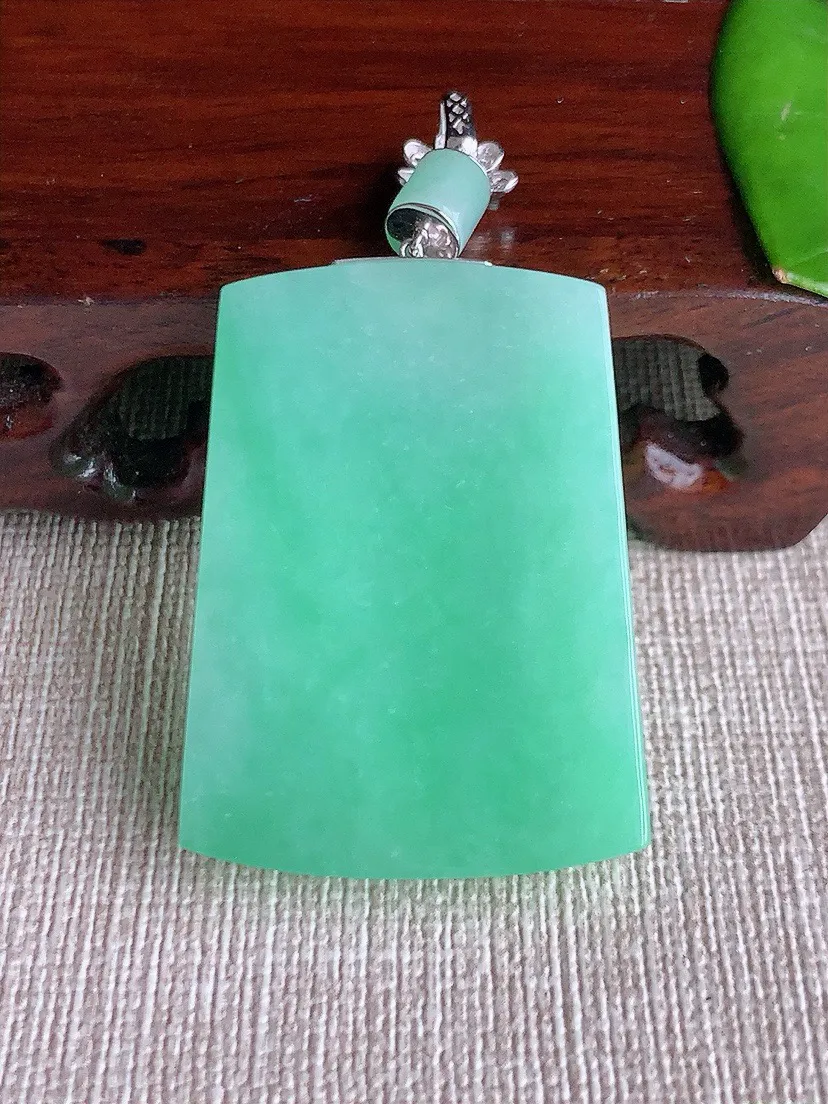 a货翡翠老坑冰种18K金镶嵌满绿无事牌吊坠 尺寸53×36.7×29×5mm 重量18.20g 0622