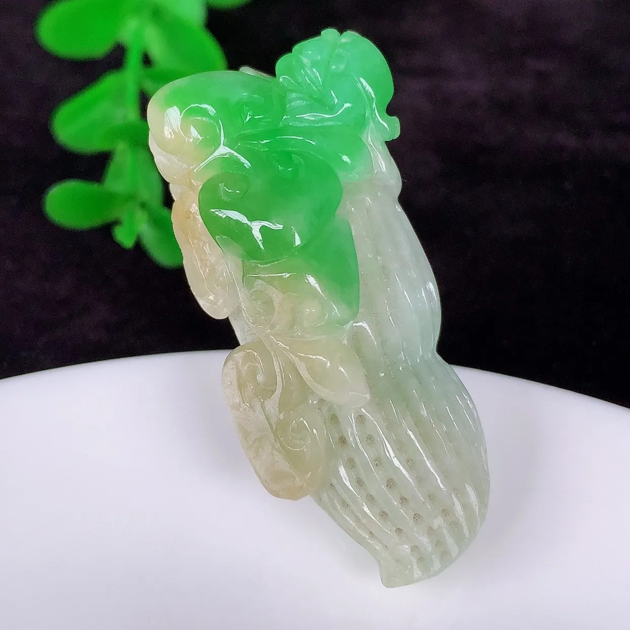 自然光实拍，厚装冰润冰糯种双彩黄加绿飘阳绿翡翠花生吊坠，好事发生，种老水足，翠色灵动，寓意美好，佩戴时尚出众！#01.21