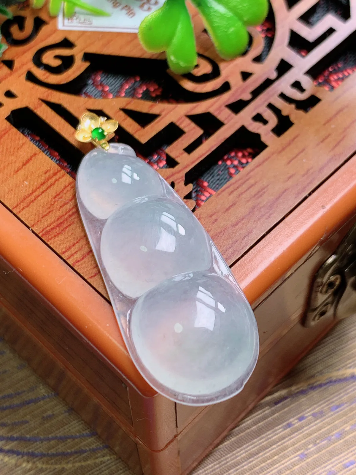 精品推荐，缅甸天然A货翡翠，18K金扣镶嵌冰种福豆吊坠，种水好，颜色鲜艳，玉质水润细腻，工艺精湛，佩
