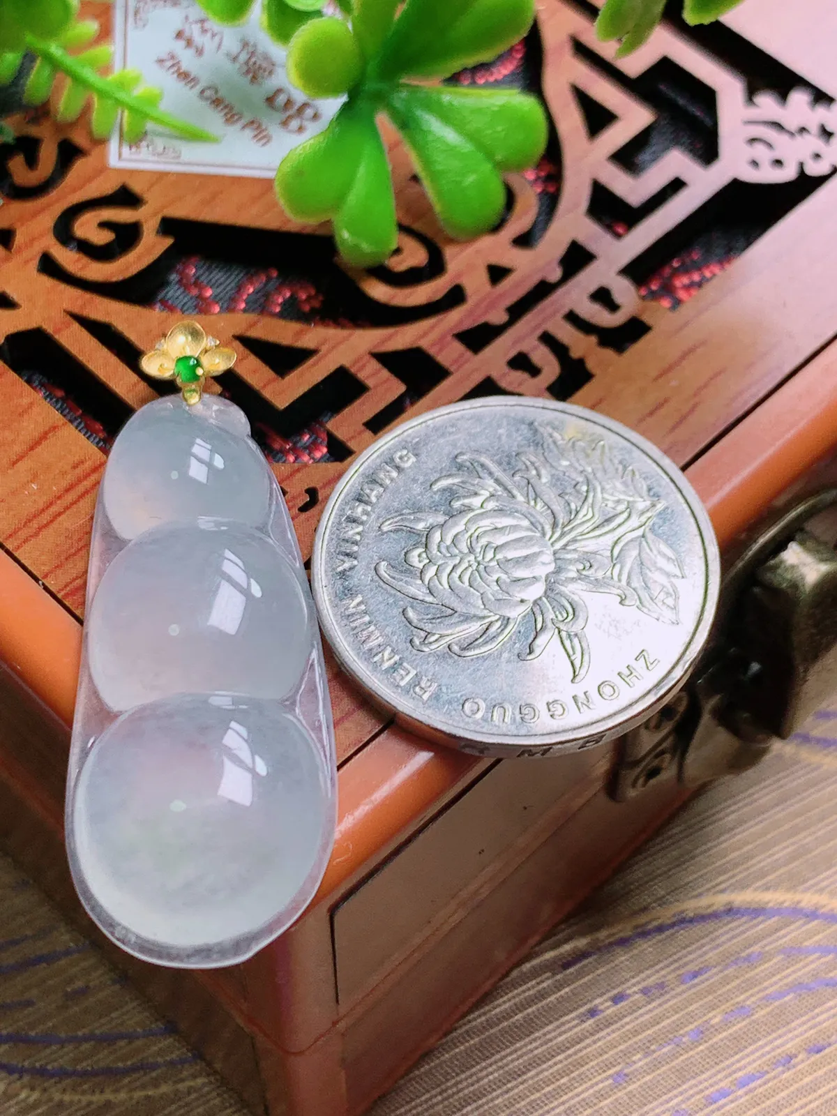 精品推荐，缅甸天然A货翡翠，18K金扣镶嵌冰种福豆吊坠，种水好，颜色鲜艳，玉质水润细腻，工艺精湛，佩戴效果更佳。