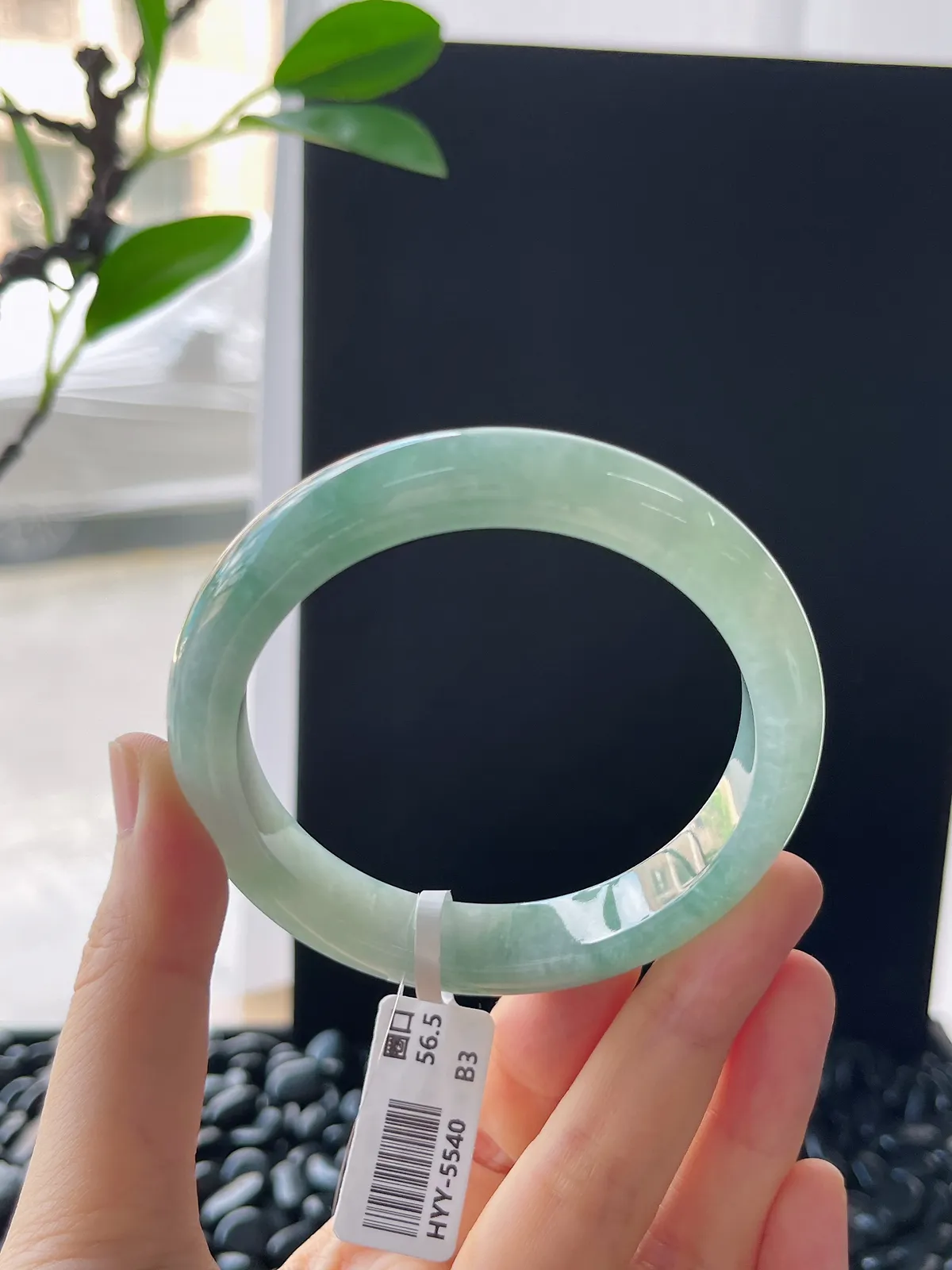 正圈57圈口，翡翠糯化种浅绿色手镯