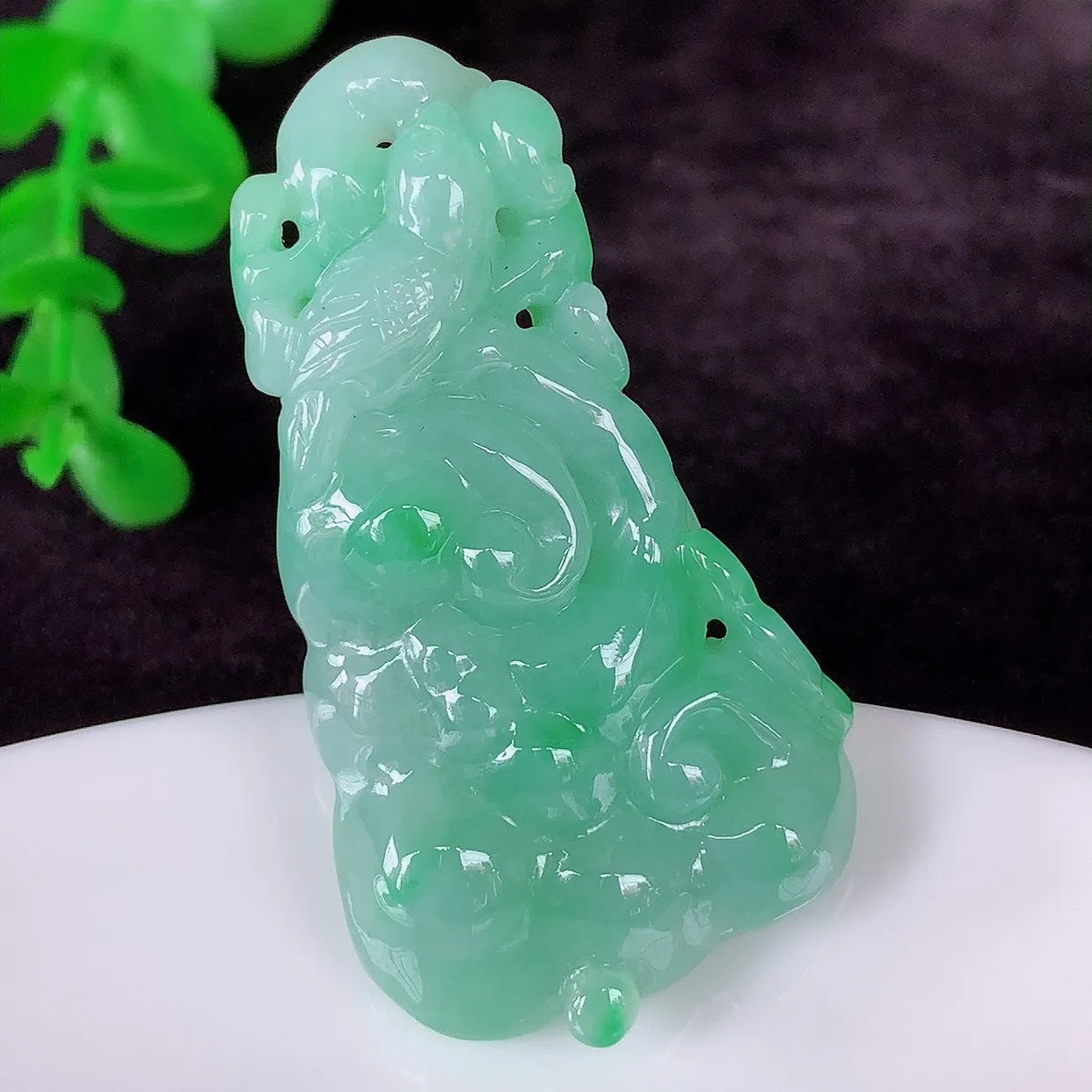 自然光实拍，冰润冰糯种飘绿翡翠如意吊坠，翡翠如意，上身效果非常美，饱满大气，工艺美，万事如意，如意一生 #02.21