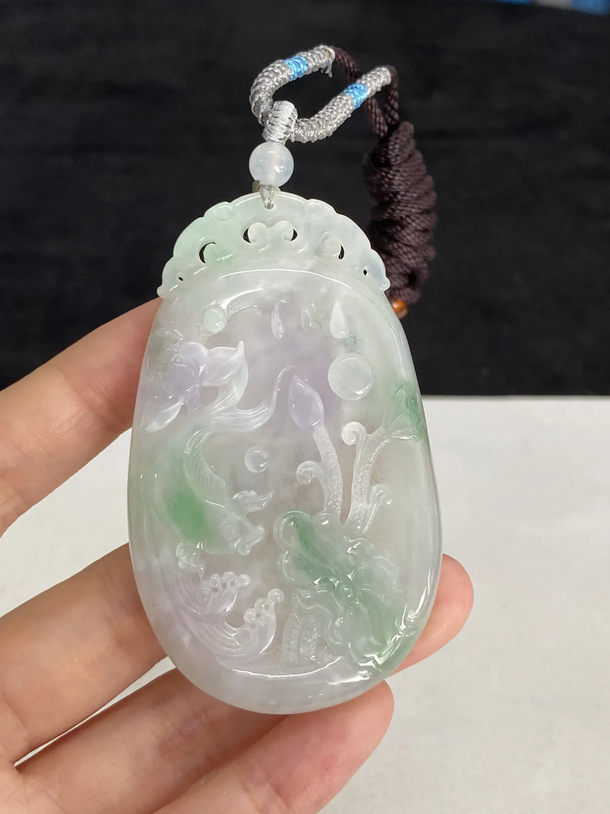 翡翠糯化种飘绿吊坠，配珠未测