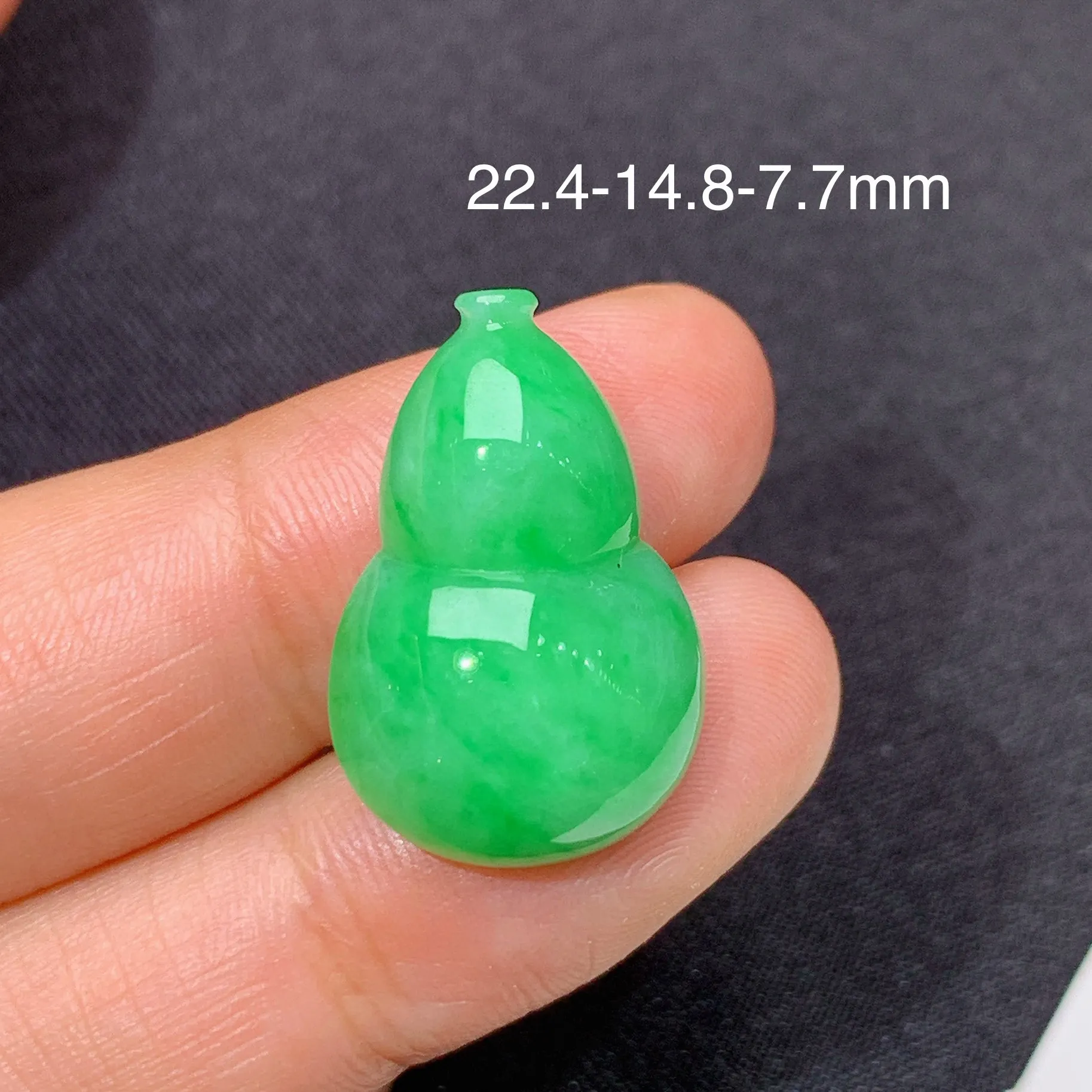 冰阳绿葫芦，冰润色阳，玉质细腻，种水足，整体尺寸22.4*14.8*7.7