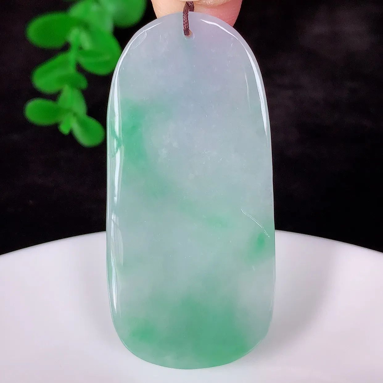 自然光实拍，冰润冰糯种春彩翡翠喜上眉梢吊坠，种老水足，翠色灵动，寓意美好，佩戴时尚出众！#41.21