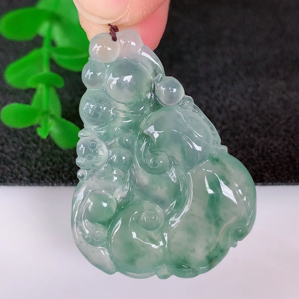 自然光实拍，冰种飘花翡翠如意吊坠，翡翠如意，上身效果非常美，饱满大气，工艺美，万事如意，如意一生 #01.21