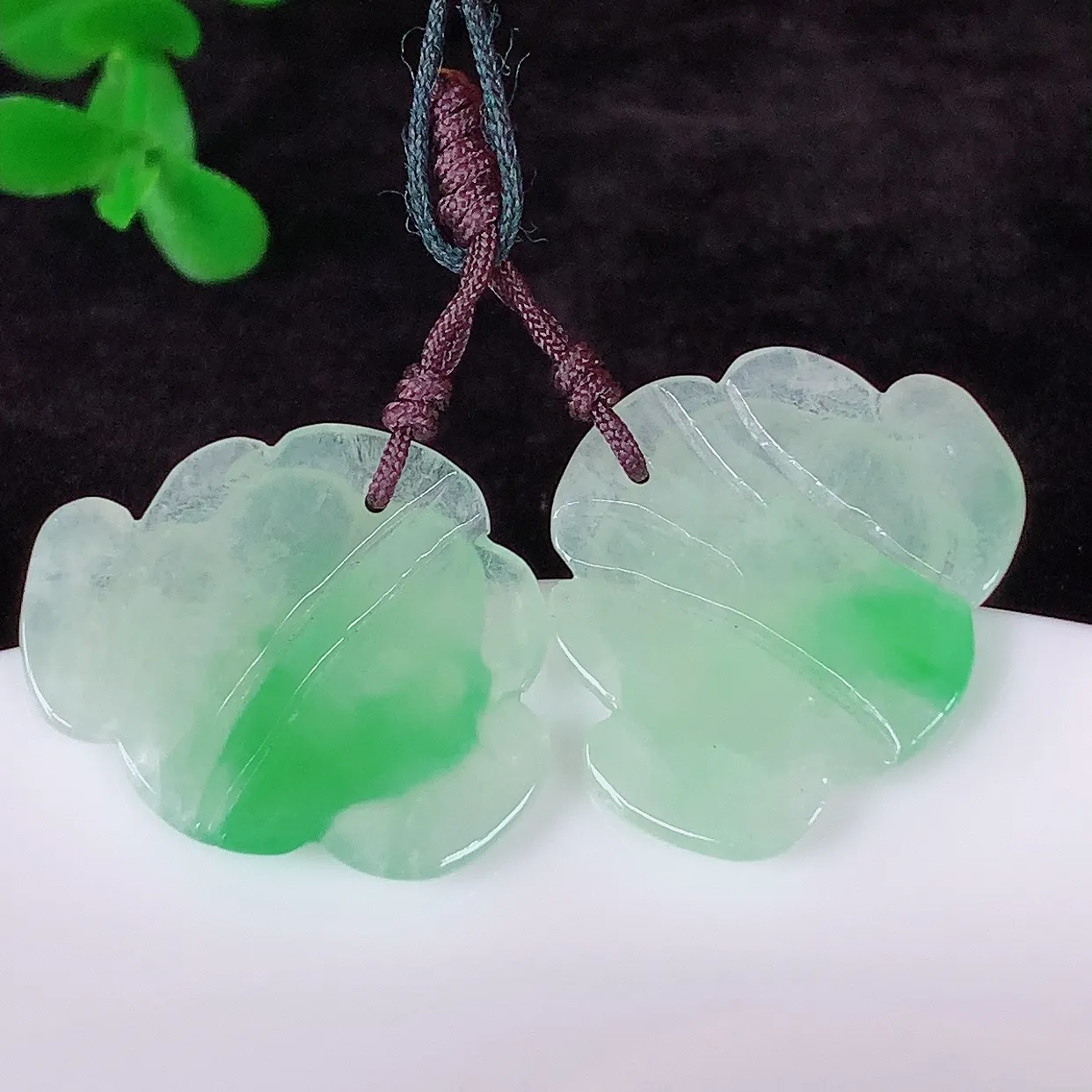 自然光实拍，冰润冰飘阳绿翡翠莲花吊坠，种老水足，翠色灵动，寓意美好，佩戴时尚出众！#41.21
