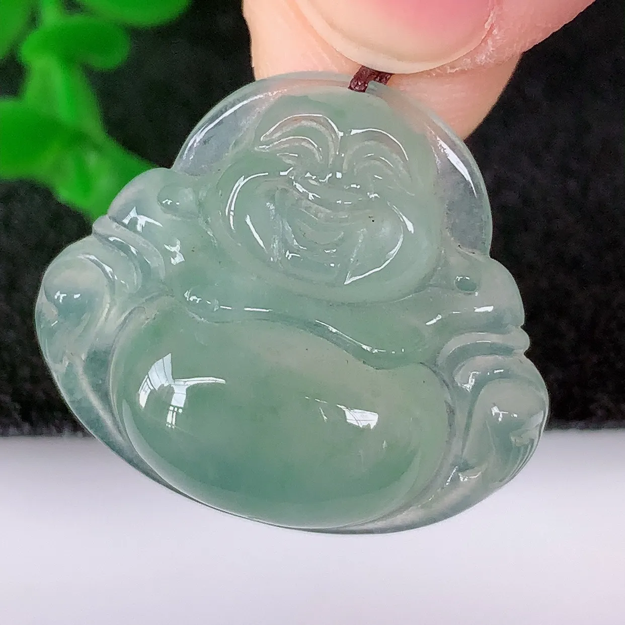 自然光实拍，冰润冰种飘绿翡翠佛公吊坠，饱满， 佛公亦保平安，寓意有福（佛公）相伴，配戴优雅迷人！#51.21