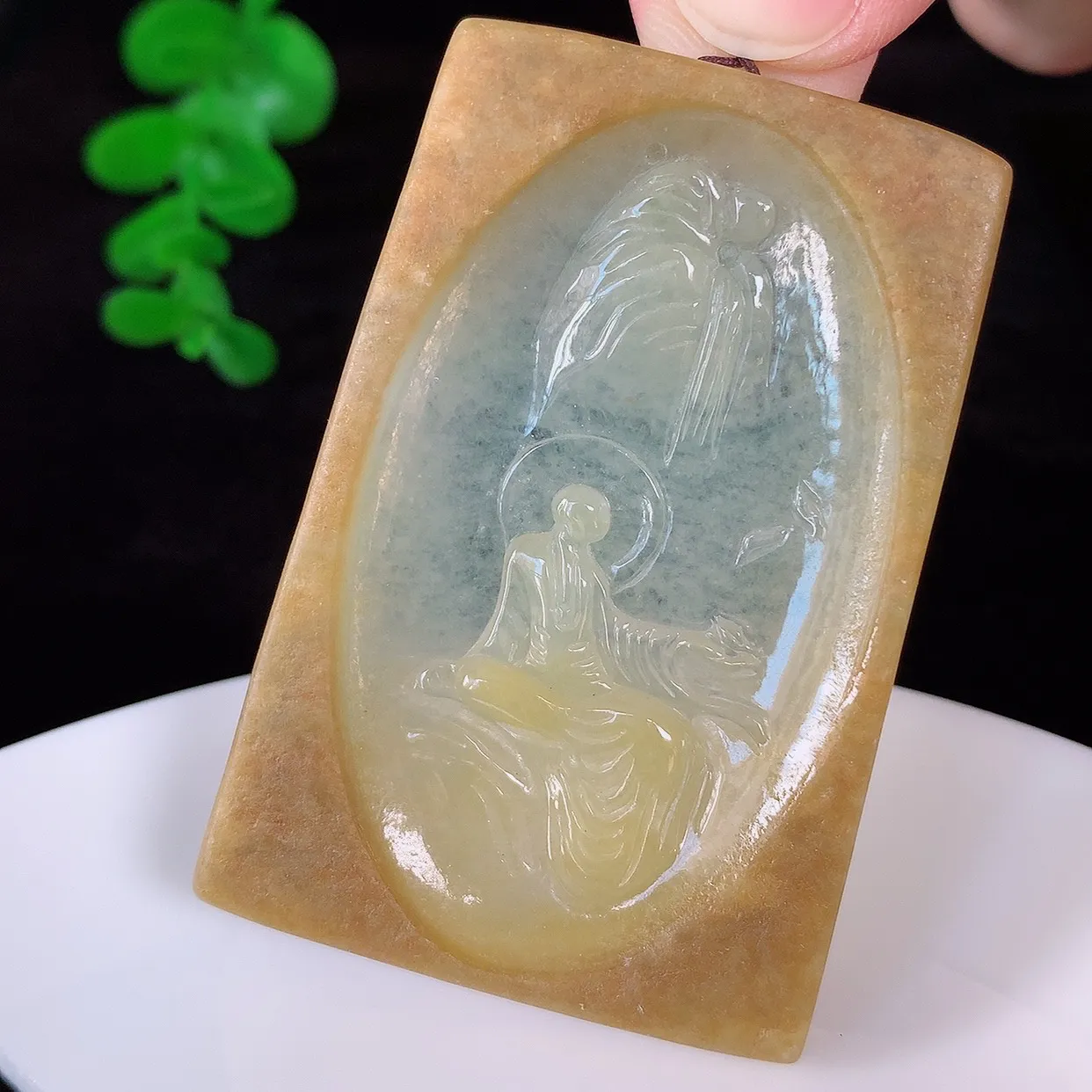 自然光实拍，冰润冰糯种黄翡翡翠悟道吊坠，翡翠悟道寓意“祥和，安宁，吉祥，幸福”，佩戴效果优雅迷人，性