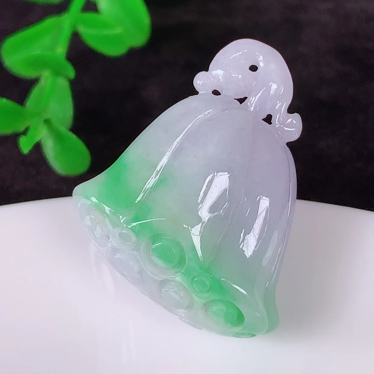 自然光实拍，冰润冰糯种春彩翡翠招财莲蓬吊坠，水润精细，寓意路路都通，有着促进事业有运！#02.21