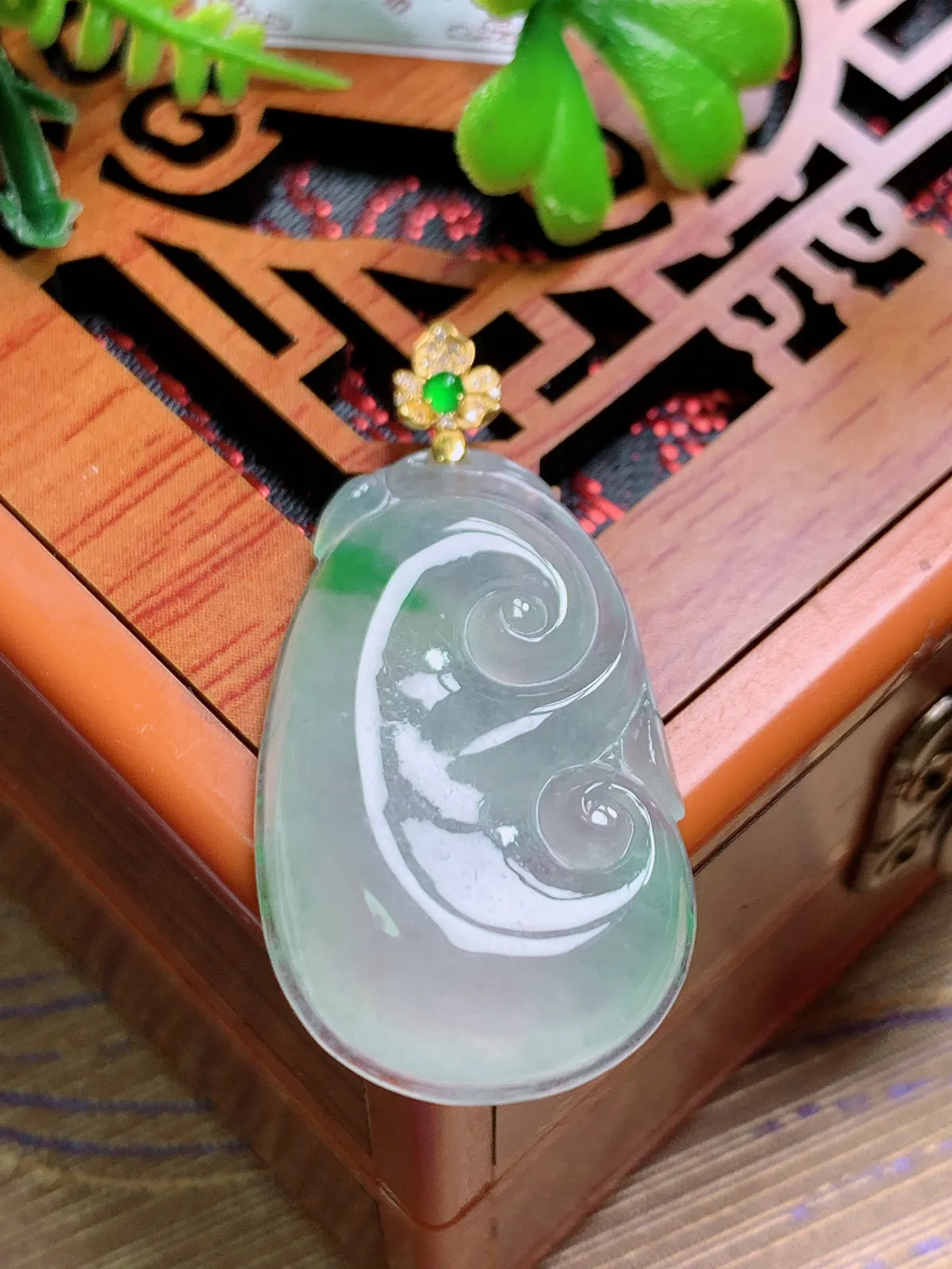 精品推荐，缅甸天然A货翡翠，18K金扣镶嵌冰种飘绿花如意吊坠，种水好，颜色鲜艳，玉质水润细腻，工艺精湛，佩戴效果更佳。