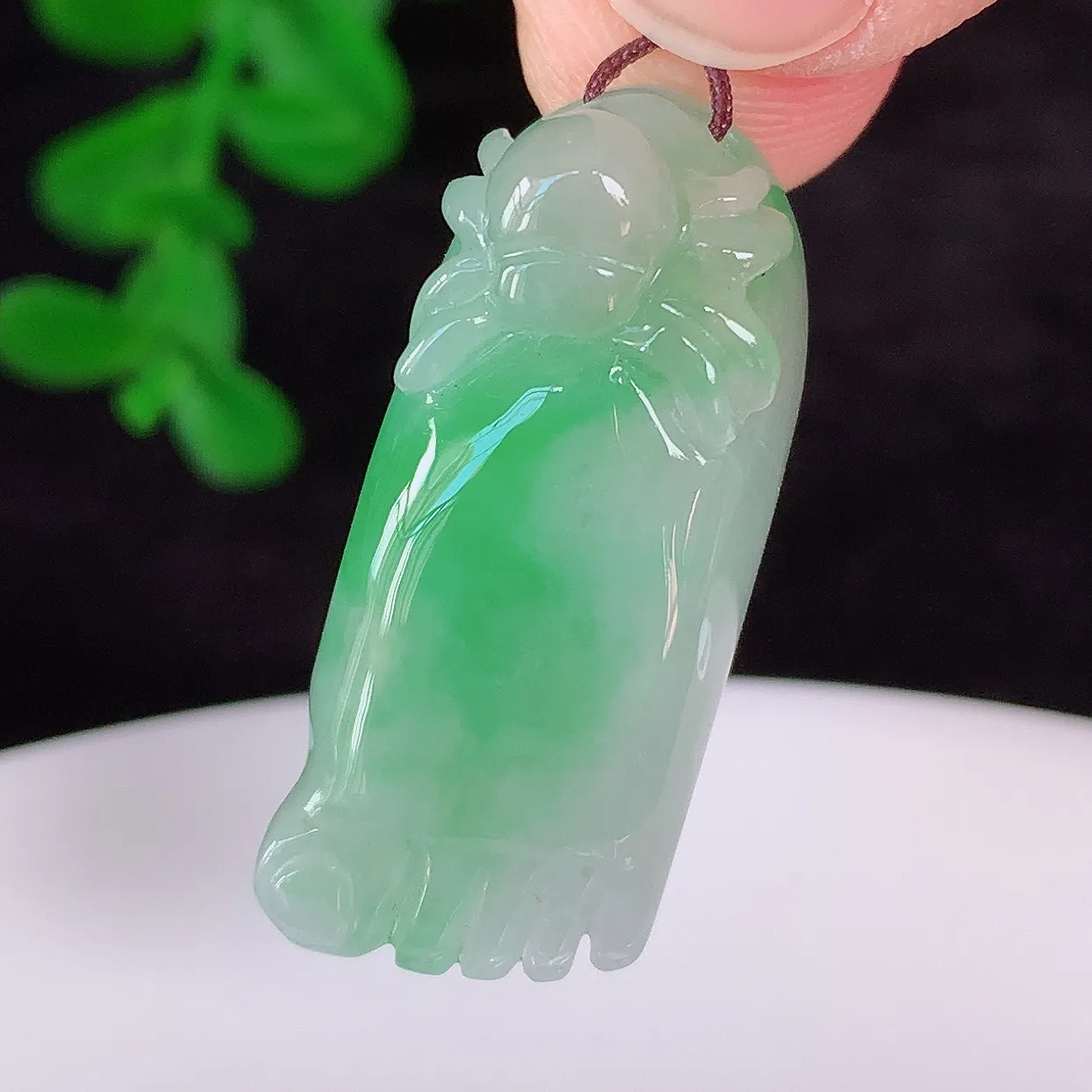 自然光实拍，冰润冰糯种飘阳绿翡翠知足常乐吊坠，种老水足，翠色灵动，寓意美好，佩戴时尚出众！#87.21
