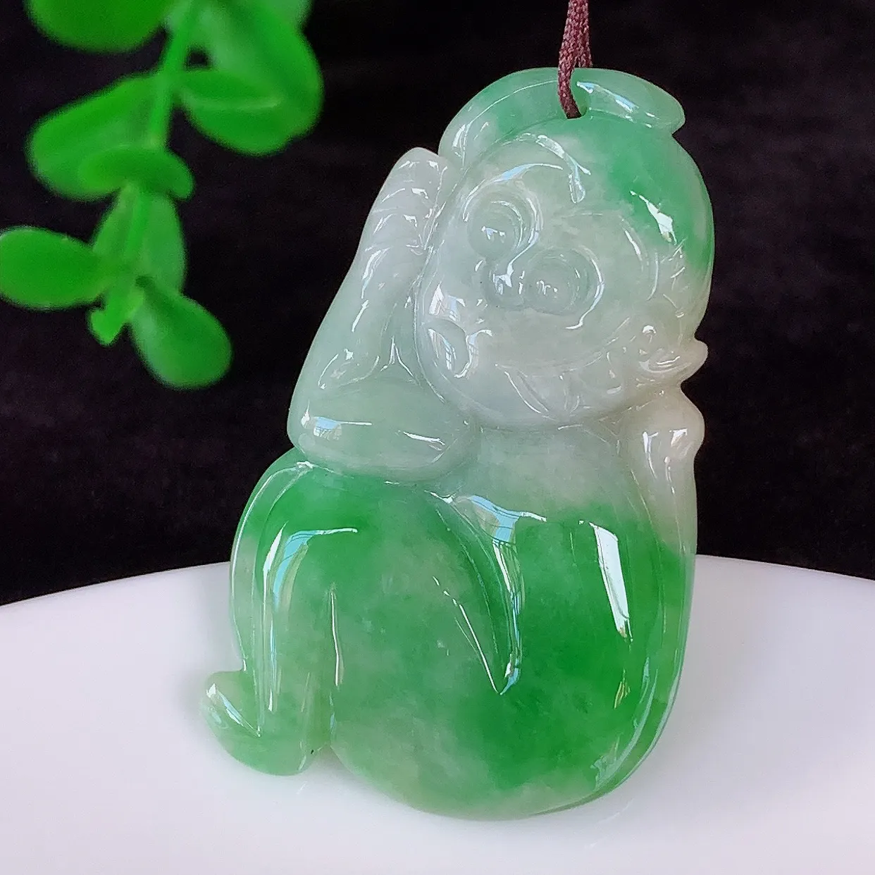 自然光实拍，冰润冰糯种飘阳绿翡翠生肖猴子吊坠，种老水足，翠色灵动，寓意美好，佩戴时尚出众！#87.21