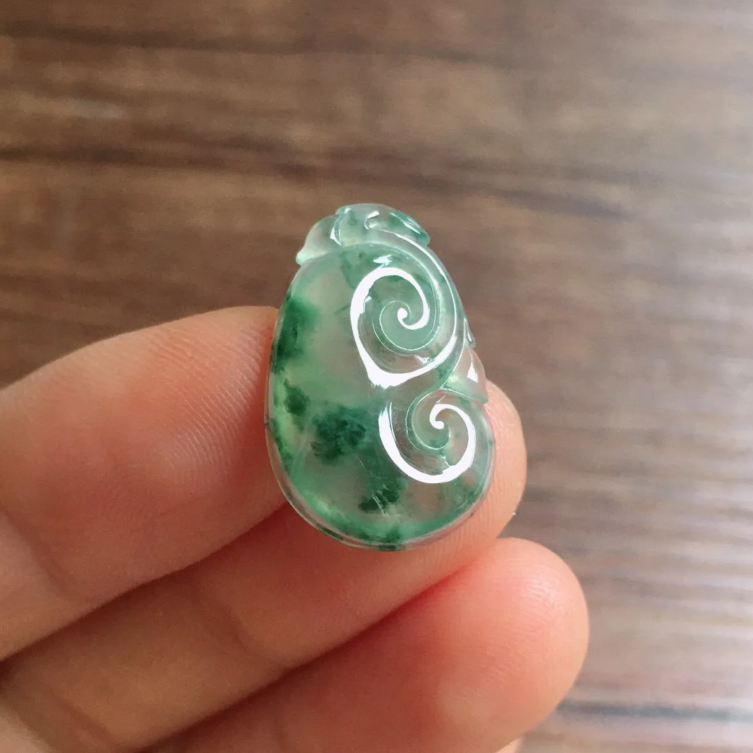 冰飘花如意，冰润光泽，玉质细腻，种水足，整体尺寸21.6*14*4.2