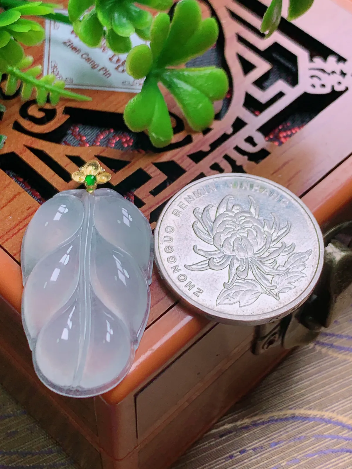 精品推荐，缅甸天然A货翡翠，18K金扣镶嵌冰种叶子吊坠，种水好，颜色鲜艳，玉质水润细腻，工艺精湛，佩戴效果更佳。