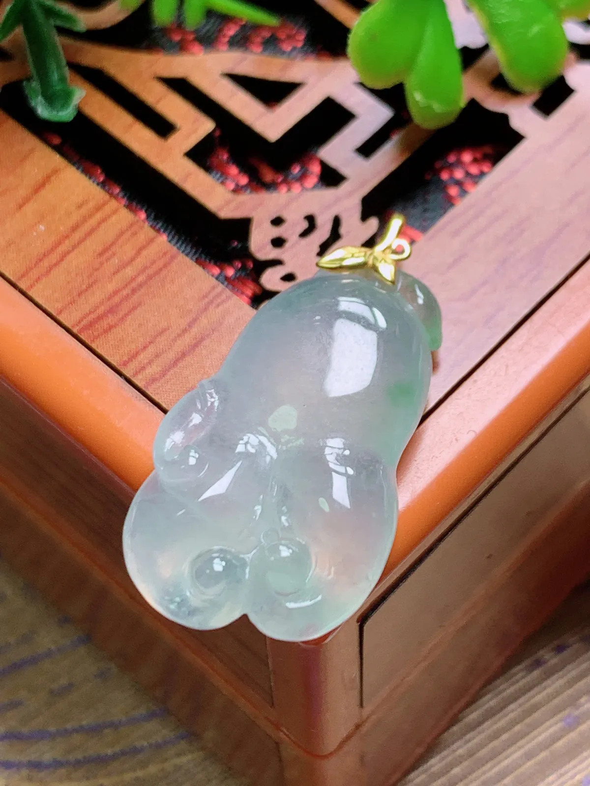 精品推荐，缅甸天然A货翡翠，18K金扣镶嵌冰种佛手吊坠，种水好，颜色鲜艳，玉质水润细腻，工艺精湛，佩戴效果更佳。