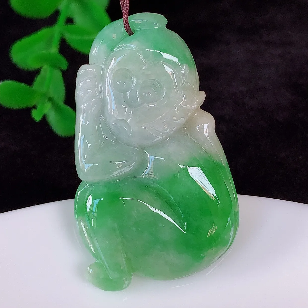 自然光实拍，冰润冰糯种飘阳绿翡翠生肖猴子吊坠，种老水足，翠色灵动，寓意美好，佩戴时尚出众！#87.21