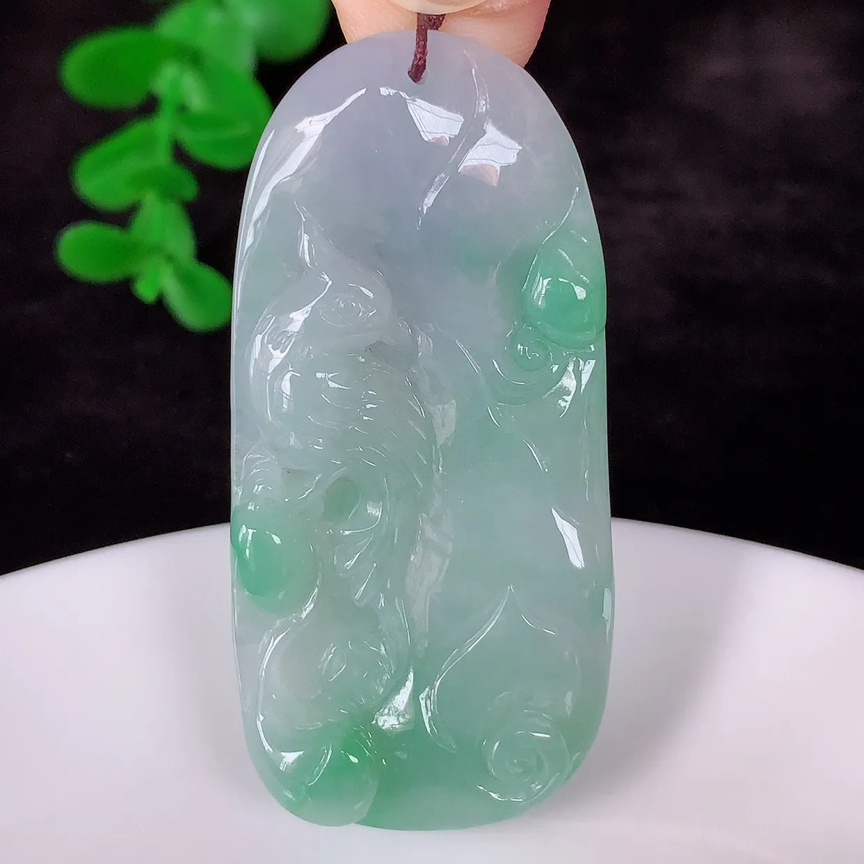 自然光实拍，冰润冰糯种春彩翡翠喜上眉梢吊坠，种老水足，翠色灵动，寓意美好，佩戴时尚出众！#41.21