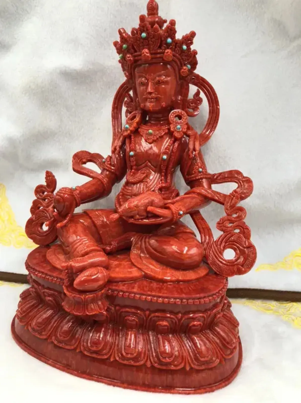 【天然红珊瑚财神大摆件】西班牙产地，科西卡珊瑚料，深红颜色，釆用台湾拼接手工工艺，精雕细镂，底部有开孔可藏经文，手工工序复杂，高约23厘米，宽约17厘米，厚10厘米，总重1800克！大摆件红珊瑚财神，天然绿松石点缀！收藏供奉价值高！