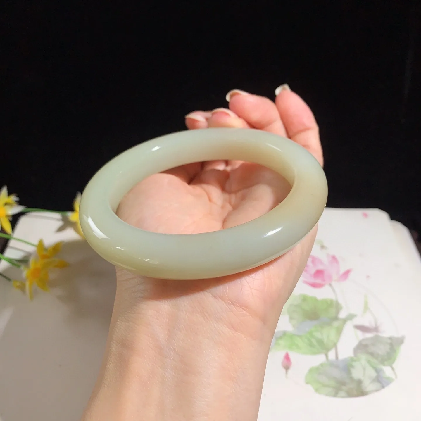 和田玉63圈口且末糖手镯！圈口63宽13.5玉质细腻油润 底色纯净 无裂无杂 脂粉好，品质高！
